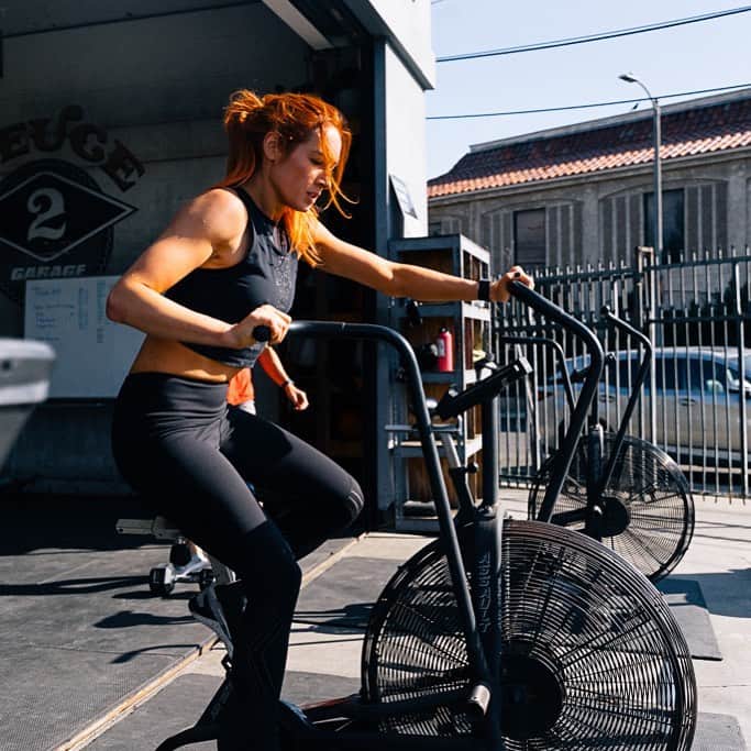 レベッカ・ノックスのインスタグラム：「Deadly workout. #thedeadliest」