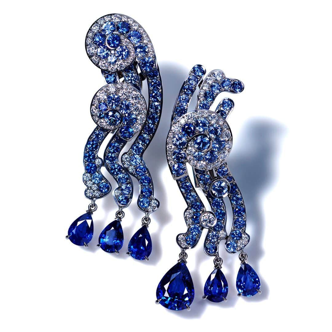 NIWAKAさんのインスタグラム写真 - (NIWAKAInstagram)「KYO NO MATSURI 18k white gold, blue sapphire and diamond earrings. This collection is inspired by one of the most famous festival in Japan: the Gion Matsuri of Kyoto. It celebrates traditions and designs that have been preserved for over one thousand years. #Niwaka #NiwakaCollections #俄 #Kyoto #Japan #GionMatsuri #Redcarpet #AwardSeason #18kWhiteGold #BlueSapphire #Diamonds #FineJewelry」1月10日 10時37分 - niwaka_collections