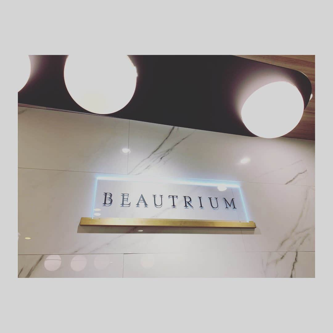 杜野まこさんのインスタグラム写真 - (杜野まこInstagram)「#ビュートリアム銀座 #beautrium #美容室 #前髪 #吉田秀晃　くんいつもありがとう😊 ＊ ＊ 前髪作ってみた☆ 若返った☆ 視界良好☆ やってみて感じるのは、ちょっと照れる(笑)」1月10日 10時54分 - makomorino