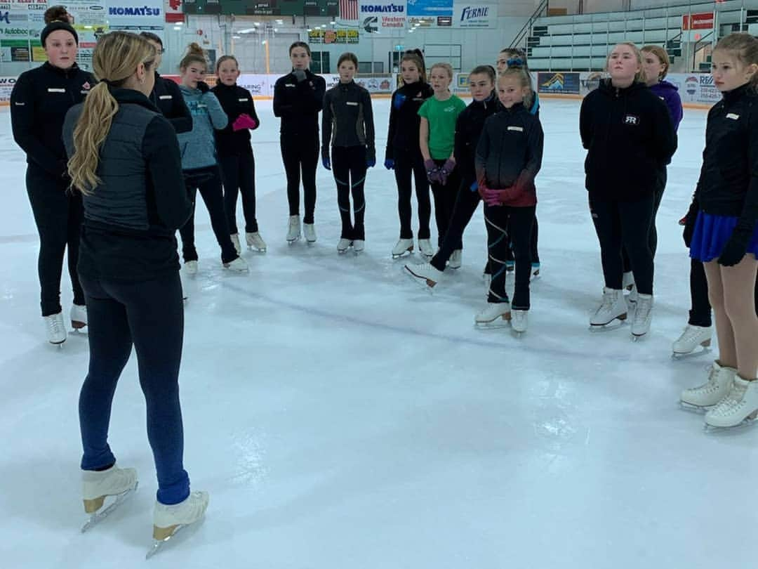 アレーヌ・シャルトランのインスタグラム：「A little late getting around to this post - but such is life. Back in November I was thrilled to lead two seminars at opposite borders of British Columbia. I took a flight east to the small town of Fernie to visit a group of skaters for a seminar hosted by the Fernie Skating Club. The following weekend I traveled west, taking the ferry over to Vancouver Island for a seminar at the Juan de Fuca Skating Club.  Thinking back on my experiences as a participant at seminars - I was so lucky growing up that my home section of Eastern Ontario hosted one every year with esteemed coaches and skaters. In addition, many of the local clubs would also host their own seminars with special guests. Coming from a small town, I feel it was so important for me to get exposure to a higher level of skating. It helped me be able to see that the skaters I watched on TV were really just normal people who had a dream and that maybe if I worked hard I could get there too one day. Even as I got older, seminars always provided excitement and helped me learn something new. I truly believe that I took something from every seminar I attended and implemented a part of it into my skating afterwards. Now being on the other side, I love being able to be that "normal person who had a dream" at seminars. It's so special to be able to share what I've learned in skating through these opportunities. Thank you to both the Fernie and Juan de Fuca Skating Clubs for having me and being such kind hosts during my visit! 🙏」