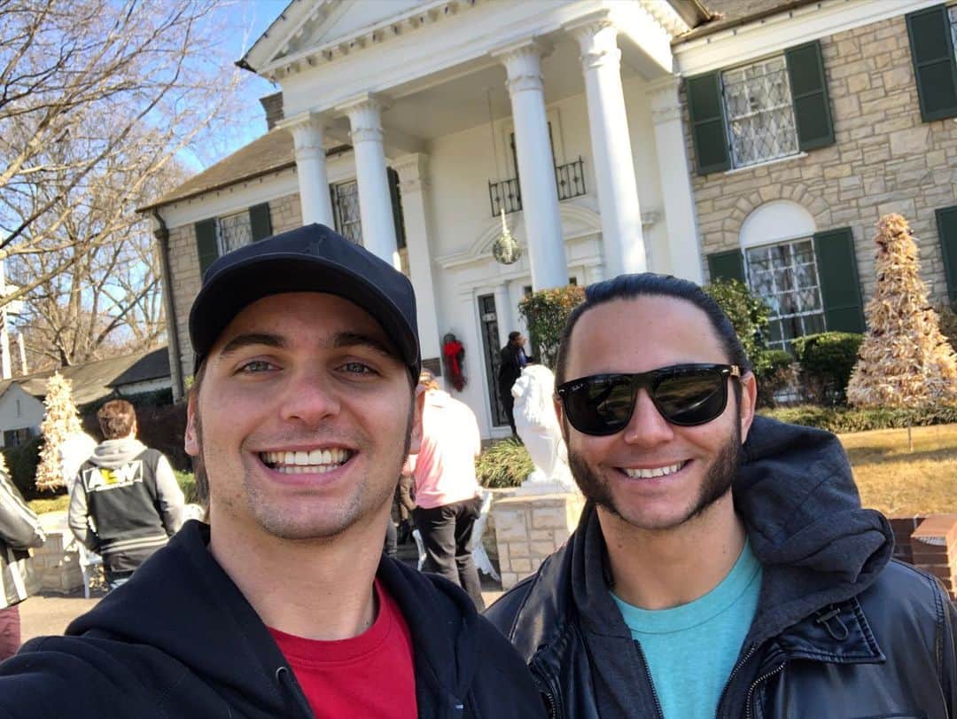 ニック・ジャクソンのインスタグラム：「Graceland.」