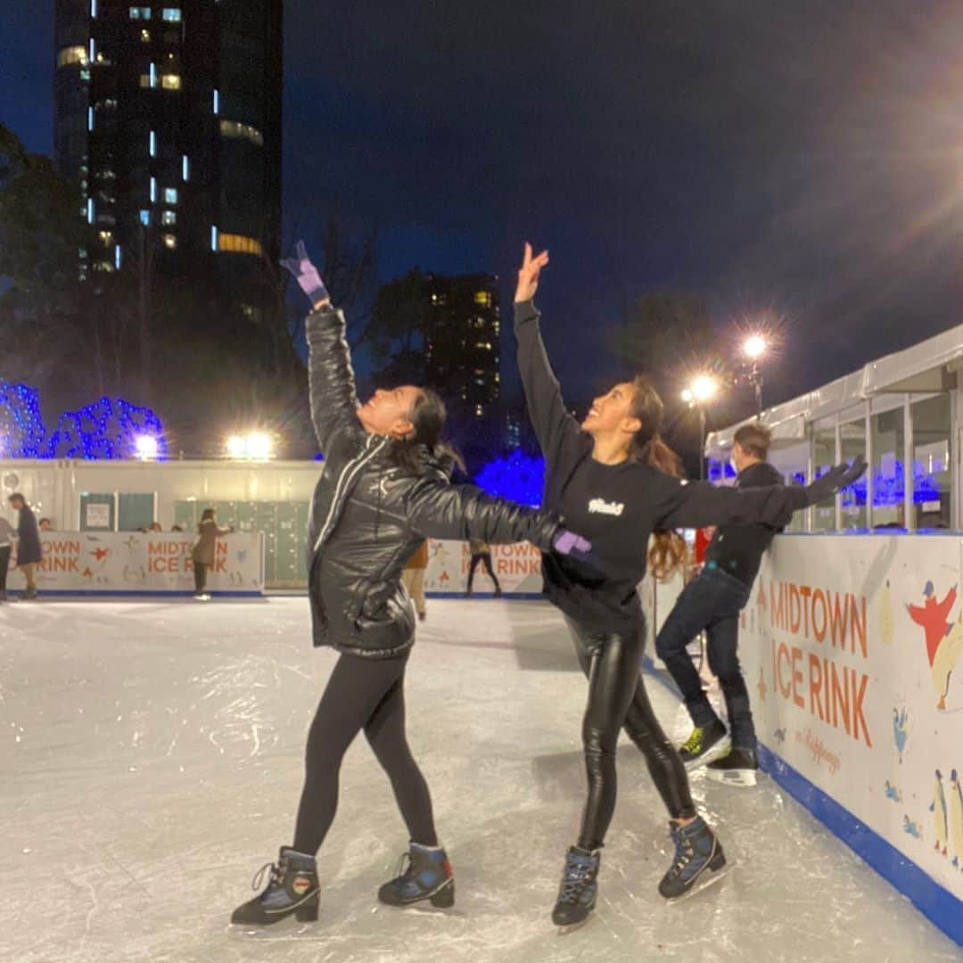 角田聖奈さんのインスタグラム写真 - (角田聖奈Instagram)「アイススケート部☃️⛸❄️ ぱっと見だけは一丁前の2人🤣🤣シルエット似すぎて姉妹に見える👭 #ミッドタウン #アイススケート #スケートリンク #冬 #ミッドタウン #ミッドタウンアイスリンク #六本木 #東京」1月10日 11時12分 - seina1105