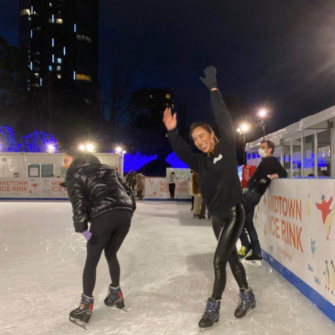 角田聖奈さんのインスタグラム写真 - (角田聖奈Instagram)「アイススケート部☃️⛸❄️ ぱっと見だけは一丁前の2人🤣🤣シルエット似すぎて姉妹に見える👭 #ミッドタウン #アイススケート #スケートリンク #冬 #ミッドタウン #ミッドタウンアイスリンク #六本木 #東京」1月10日 11時12分 - seina1105