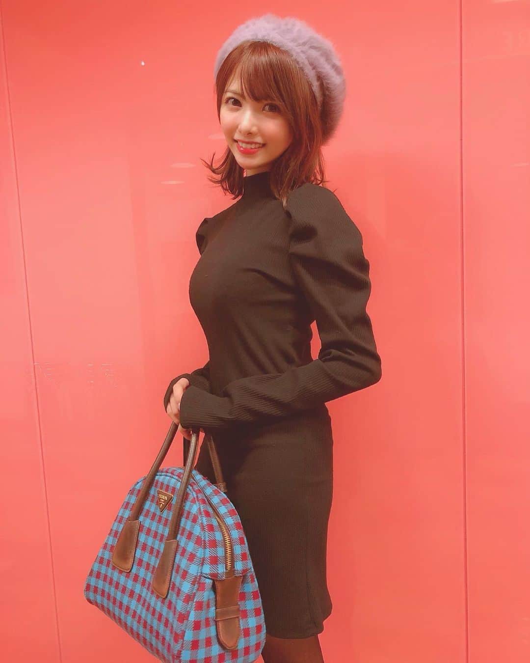 岡田栞奈のインスタグラム：「友達とお買い物DAY❤️ 今日のワンピースめっちゃお気に入り👗 肩のぱふっと感とほどよいタイト加減でスタイル盛れる(´,,•ω•,,｀) 最近黒ワンピ多すぎ🤣 帽子は数年前にファンの方に 頂いたやつ❣️笑  久々に大きめかばん 持ち歩いてます🧳✨ #今日の私服　#デート服 #黒ワンピ　#タイトワンピース #ベレー帽　#プラダ　 #todayscode #fashion #prada #bag #hat #black #onepiece」