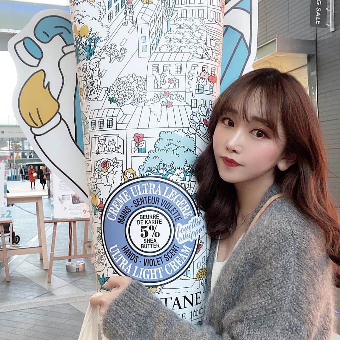 のインスタグラム：「ロクシタン( @loccitane_jp )のシアシリーズがフランスのデザイナーOMY( @omy_maison )とコラボして登場♡二子玉ライズのガレリア(真ん中の広間)で開催される『ロクシタンぬりえランド』に一足お先にお邪魔してきました🖍 ・ スミレの香りのスノーシアボディークリーム・ハンドクリームはベタつかないのにしっとり保湿されてこの乾燥の時期にぴったり💜 ・ 1/11(土)~13(月・祝) 11:00~18:00 @二子玉ライズガレリア 1/18(土)~19(日) 11:00~18:00 @ロクシタン表参道ヴォヤージュ センソリアル の日程で開催予定なのでみんな是非参加してみてね！クイズに正解すると可愛いオリジナルトートバッグ(3枚目)も貰えるよ♡エコバッグオタクなので貰えてかなり嬉しかった…😂😂 ・ #ロクシタン #ロクシタンぬりえランド #PR #ボディークリーム #ハンドクリーム #エコバッグ #トートバッグ #데일리 #daily #mylife #일상스타그램 #데일리그램 #도쿄일상 #일본생활 #일본여행 #tokyo #東京 #tokyolife #japan #自拍 #时装 #粉我 #followｍe #l4l #tokyotokyo #tokyostreet  #韓国ファッション #韓国メイク #韓国好きな人と繋がりたい」