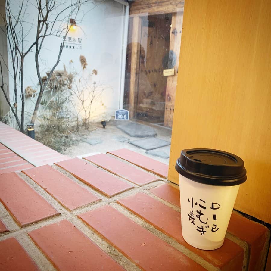 友稀サナさんのインスタグラム写真 - (友稀サナInstagram)「益善洞韓屋村にあるミルトースト🍞☕️✨ . 蒸篭に入って出てくるふわふわモチモチの「スチーム食パン」と、プリンみたいに柔らかい「スフレトースト」を食べたよ😋🍴 めちゃくちゃ美味しくて即座にテイクアウト分もオーダーした🤤🤝 . オープンキッチンで開放感のある店内は明るい木目と白を基調としたインテリアがかなりオシャレで東京に出来たら間違いなく流行るだろうね〜って話してました🤣‼️ . この日のソウルが寒過ぎて他のお店とか全然回れなかったのが残念でしたが😹 . 楽しいカフェタイムでした☕️🍰💓 . . . #seoul#seoultravel#seoultrip  #seoulkorea#seoulcafe#cafe  #catstagram#🇰🇷#☕️#🍞 #韓国#韓国旅行#ソウル旅行#ソウルカフェ #益善洞韓屋村#일토스트 #益善洞韓屋村カフェ #ミルトースト#スチーム食パン #カフェスタグラム#渡韓#渡韓記録  #マタ旅#マタ旅海外#マタ旅韓国 #マタニティライフ#海外旅行#✈️ #🤰#妊娠8ヶ月」1月10日 20時52分 - sana0810yuuki