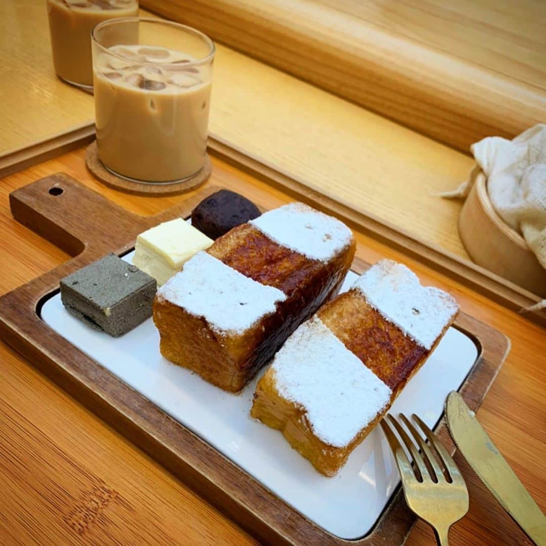 友稀サナさんのインスタグラム写真 - (友稀サナInstagram)「益善洞韓屋村にあるミルトースト🍞☕️✨ . 蒸篭に入って出てくるふわふわモチモチの「スチーム食パン」と、プリンみたいに柔らかい「スフレトースト」を食べたよ😋🍴 めちゃくちゃ美味しくて即座にテイクアウト分もオーダーした🤤🤝 . オープンキッチンで開放感のある店内は明るい木目と白を基調としたインテリアがかなりオシャレで東京に出来たら間違いなく流行るだろうね〜って話してました🤣‼️ . この日のソウルが寒過ぎて他のお店とか全然回れなかったのが残念でしたが😹 . 楽しいカフェタイムでした☕️🍰💓 . . . #seoul#seoultravel#seoultrip  #seoulkorea#seoulcafe#cafe  #catstagram#🇰🇷#☕️#🍞 #韓国#韓国旅行#ソウル旅行#ソウルカフェ #益善洞韓屋村#일토스트 #益善洞韓屋村カフェ #ミルトースト#スチーム食パン #カフェスタグラム#渡韓#渡韓記録  #マタ旅#マタ旅海外#マタ旅韓国 #マタニティライフ#海外旅行#✈️ #🤰#妊娠8ヶ月」1月10日 20時52分 - sana0810yuuki