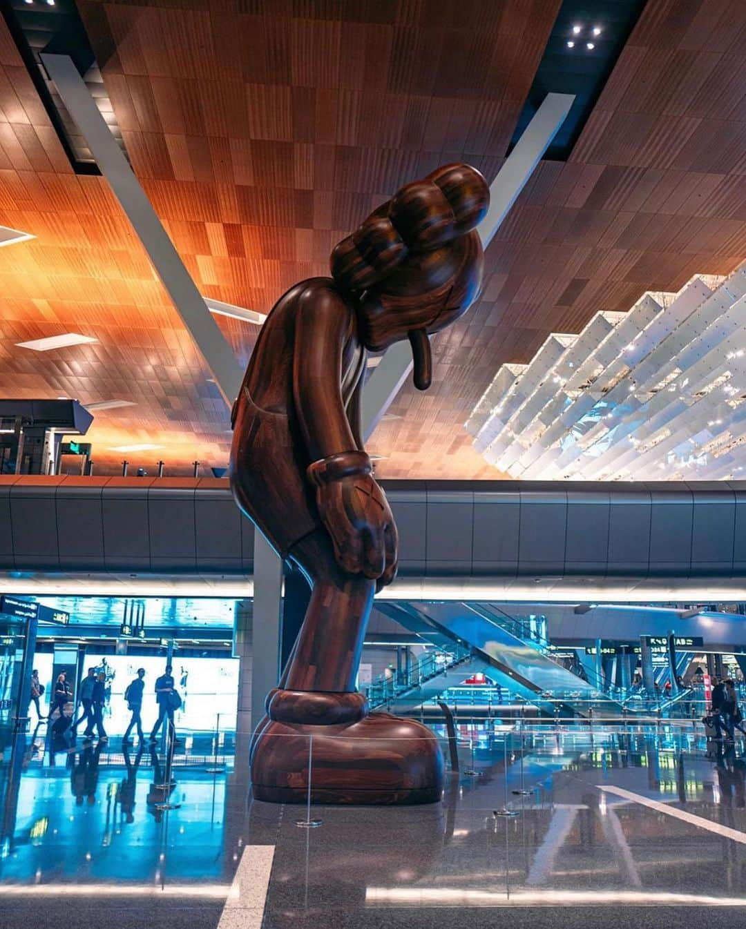 KAWSONEさんのインスタグラム写真 - (KAWSONEInstagram)「Thanks @d0hil ! Good morning... #Repost @d0hil ・・・ Epic wooden @kaws companion at Doha international airport. 🤯 #kaws #kawscompanion #doha #dohaairport #travel #dohil #nevernotshooting #leica #leicaq」1月10日 20時54分 - kaws