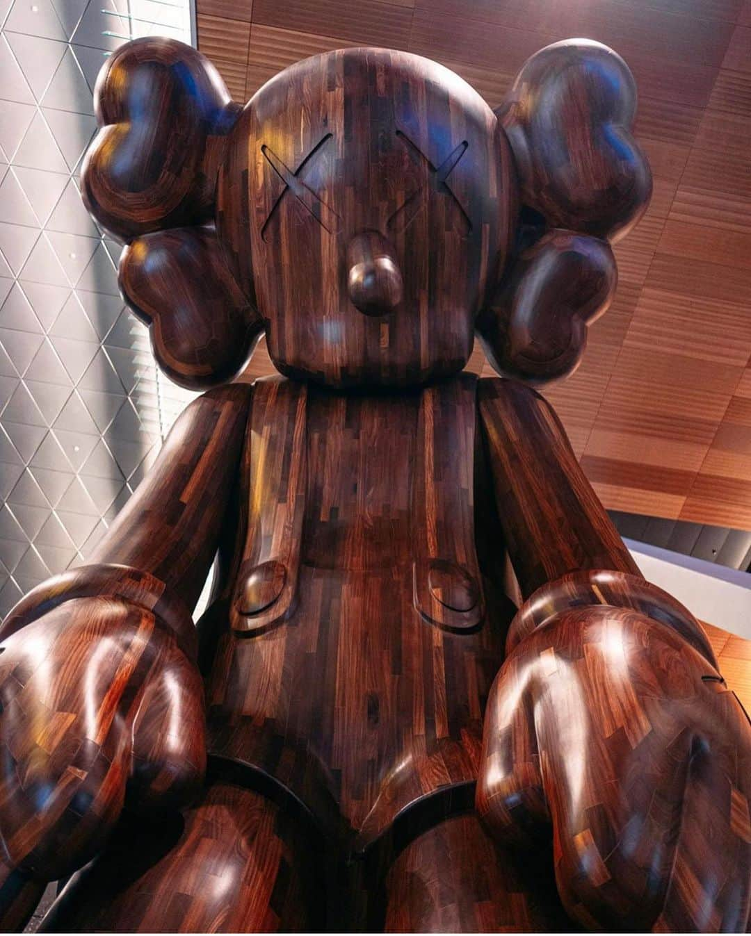 KAWSONEさんのインスタグラム写真 - (KAWSONEInstagram)「Thanks @d0hil ! Good morning... #Repost @d0hil ・・・ Epic wooden @kaws companion at Doha international airport. 🤯 #kaws #kawscompanion #doha #dohaairport #travel #dohil #nevernotshooting #leica #leicaq」1月10日 20時54分 - kaws