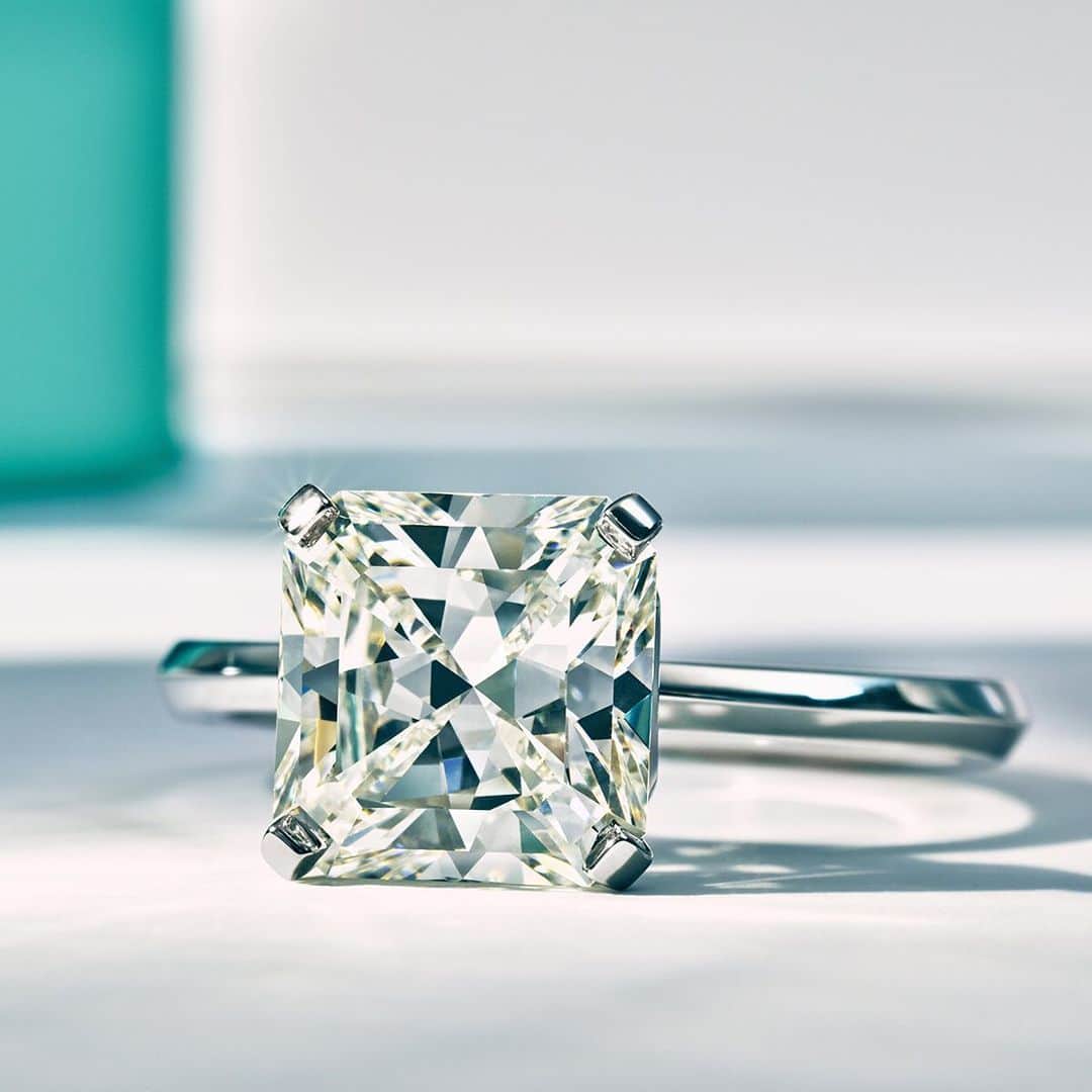 ティファニーさんのインスタグラム写真 - (ティファニーInstagram)「Tiffany diamond rings are always meticulously handcrafted by our master artisans. Each diamond is cut to meet our exacting standards, regardless of size. Discover more via the link in bio. #Tiffany #TiffanyAndCo」1月10日 20時55分 - tiffanyandco