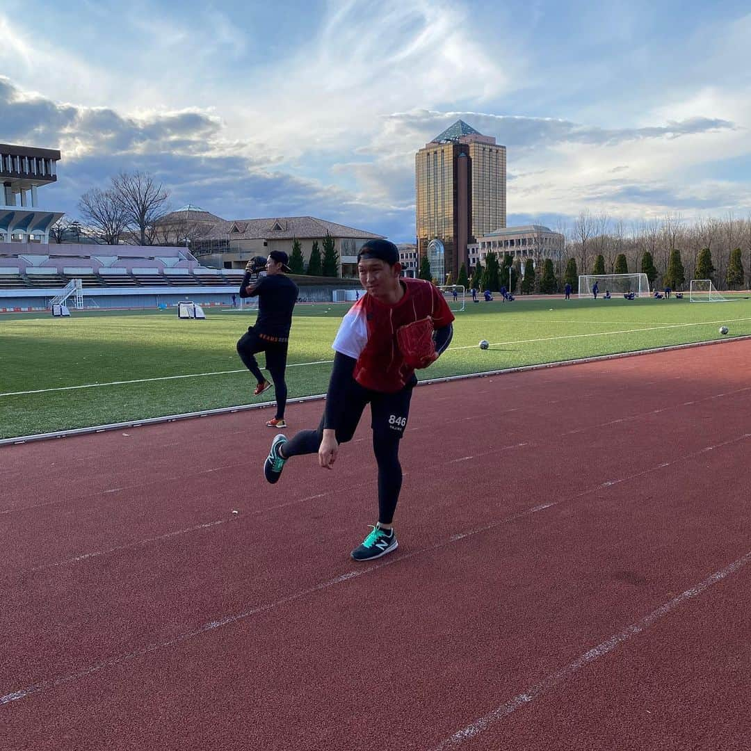 西村天裕さんのインスタグラム写真 - (西村天裕Instagram)「お疲れ様です！ 今日八王子の方に大学の時のトレーナーさんがいらっしゃるのでトレーニングしてきました！ 柿木と大学の後輩のはるきと追い込んできました！！ キャンプまでの残りも頑張っていきます！ 11日明日は鎌ヶ谷で練習で12日お休みです。 13日からまたNTT東日本のグランドでしてます。 休みの日まだ未定です！ よろしくお願いいたします💪  #柿木蓮 #米村遥己 #トレーニング #ラン #ウエイト #キャッチボール #ZETT #ベースボールジャンキー #八王子」1月10日 21時11分 - takagra35