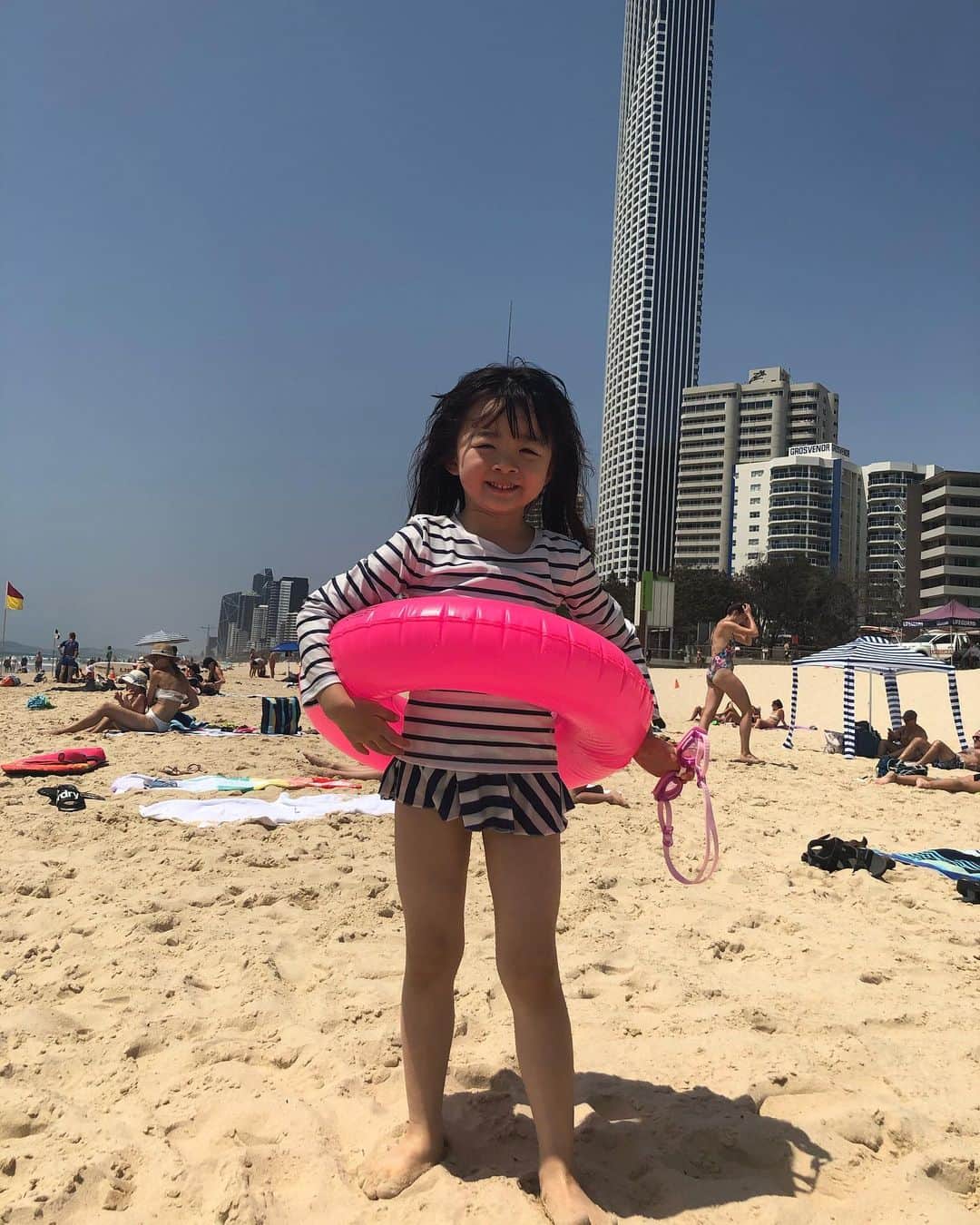 中岡由佳さんのインスタグラム写真 - (中岡由佳Instagram)「サーファーズパラダイスビーチ。日焼けしたくなるほど快適な空気。日差しが強くてもカラッとしていて、砂もサラサラ、海は透き通っている。飲食する人もなく（水は飲んでいますが）ゴミがなくて綺麗なビーチ。自然に感謝して楽しむ。これが本来の海の姿だと思う。 ＊＊ オーストラリアは森林火災が大変な状況ですが、ゴールドコーストは大丈夫です。動物パークの方にこの状況でコアラの抱っこは良いのかどうかとお聞きしたら、ここにいるコアラは幸せなのでぜひ抱っこしてくださいと言ってくださいました。コアラを抱っこした時の温もりや、ビーチの美しさをみて（ゴミを落とす人がいなくて）人間は自然環境を如何に守るべきか考えさせられました。  #australia #goldcoast #surfersparadise」1月10日 21時11分 - yuka_nakaoka