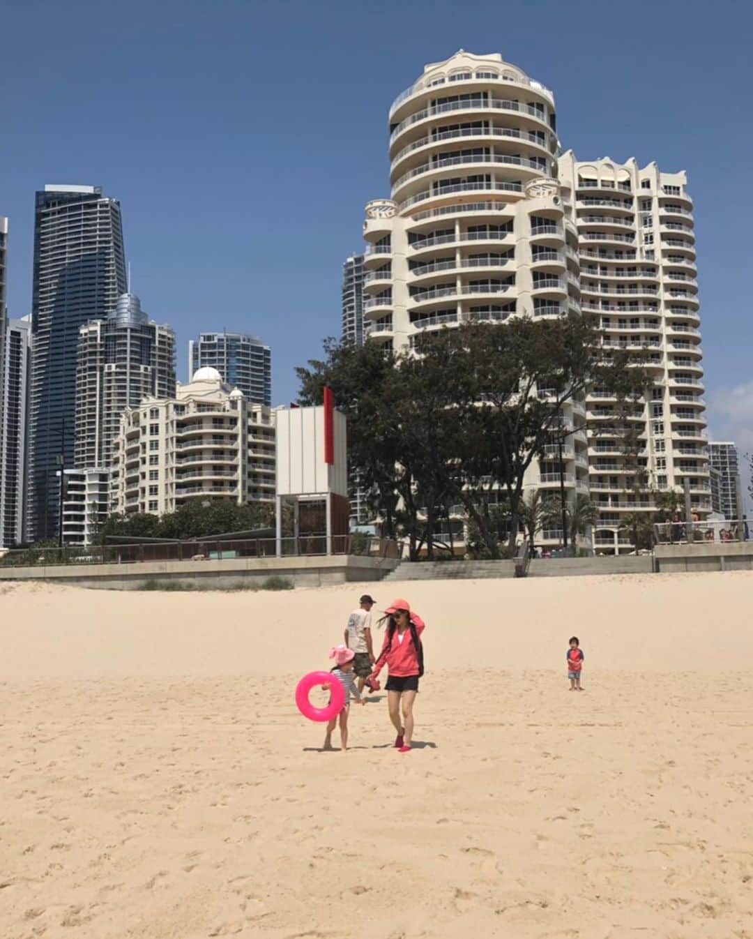 中岡由佳さんのインスタグラム写真 - (中岡由佳Instagram)「サーファーズパラダイスビーチ。日焼けしたくなるほど快適な空気。日差しが強くてもカラッとしていて、砂もサラサラ、海は透き通っている。飲食する人もなく（水は飲んでいますが）ゴミがなくて綺麗なビーチ。自然に感謝して楽しむ。これが本来の海の姿だと思う。 ＊＊ オーストラリアは森林火災が大変な状況ですが、ゴールドコーストは大丈夫です。動物パークの方にこの状況でコアラの抱っこは良いのかどうかとお聞きしたら、ここにいるコアラは幸せなのでぜひ抱っこしてくださいと言ってくださいました。コアラを抱っこした時の温もりや、ビーチの美しさをみて（ゴミを落とす人がいなくて）人間は自然環境を如何に守るべきか考えさせられました。  #australia #goldcoast #surfersparadise」1月10日 21時11分 - yuka_nakaoka