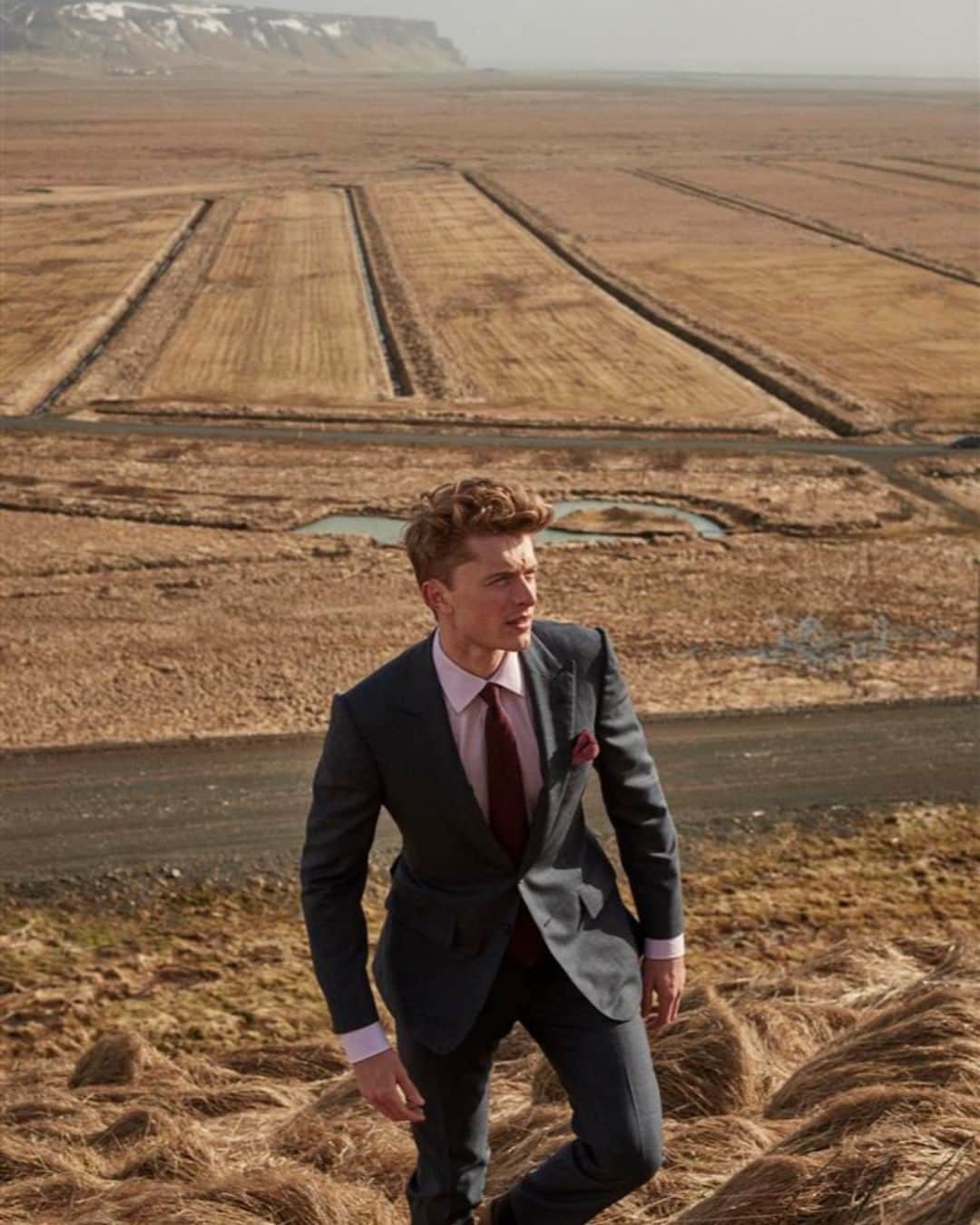 のインスタグラム：「Find your new 2020 suits in our winter sale. Shop in store and online now.  #sale #wintersale #suitsale #suits #tailoring #gievesandhawkes」