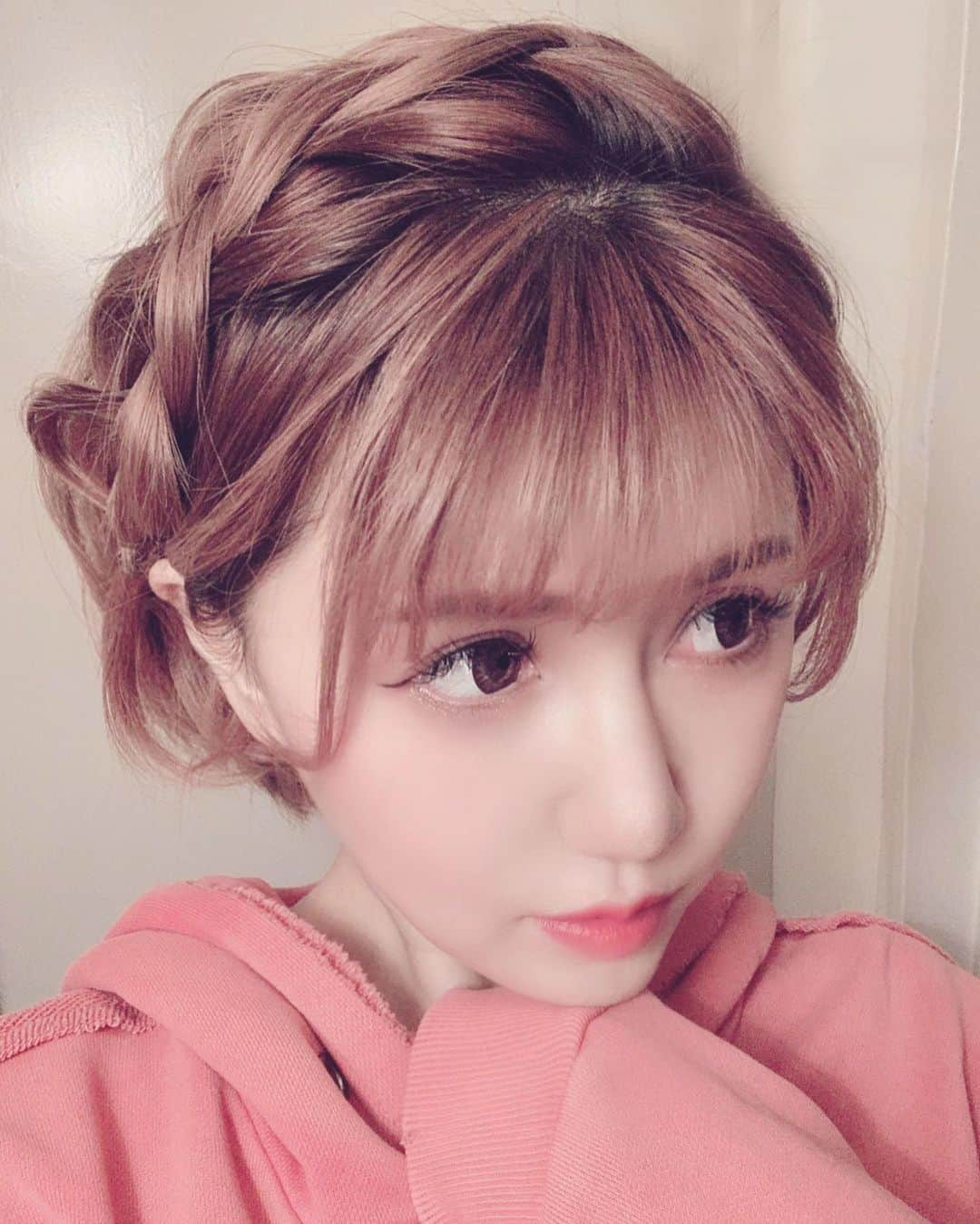 河西里音さんのインスタグラム写真 - (河西里音Instagram)「可愛い髪型してもらった♡ ♡ ♡ ♡ #haircolor #pinkpurple #shortbob  #裏編み込みアレンジ  #cute #girly #パーカ好き ♡」1月10日 21時05分 - rion_kasai