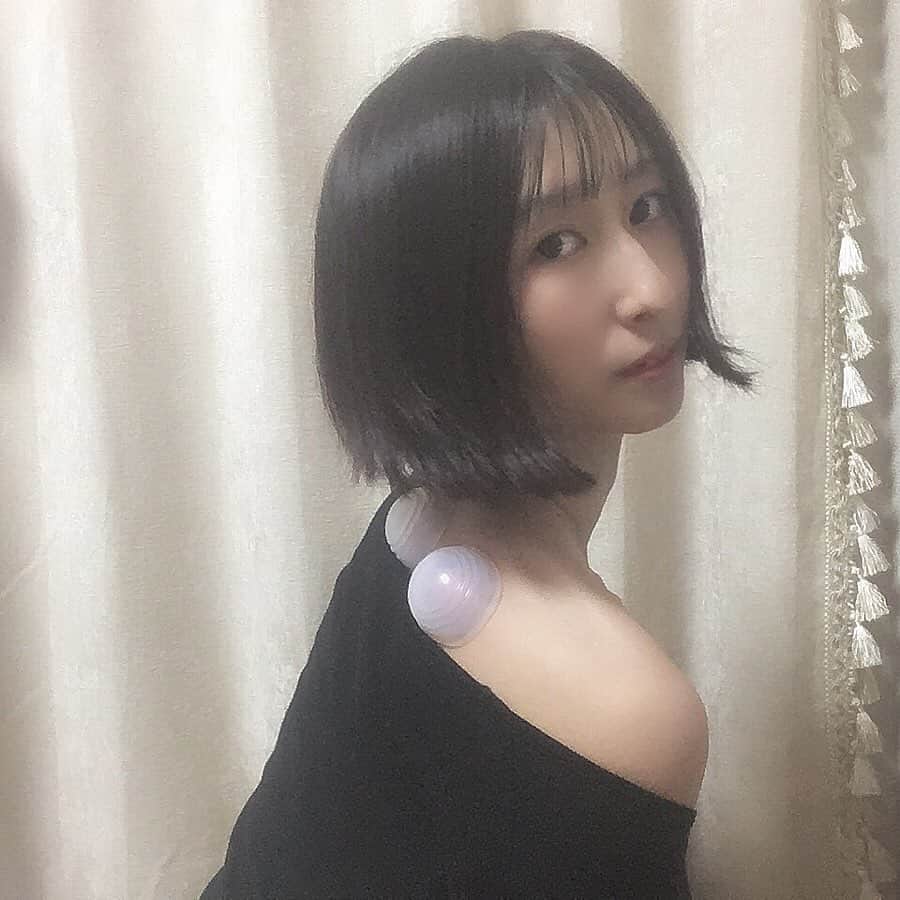 のインスタグラム：「ㅤㅤㅤㅤㅤㅤㅤㅤㅤㅤㅤㅤㅤ ㅤㅤㅤㅤㅤㅤㅤㅤㅤㅤㅤㅤㅤ 前々から気になっていた#カッピング　…！ 最近お家で簡単に体の凝りをほぐせる(@vacuumer_cupping ) 使ってます( ˙꒫˙ )♪ ㅤㅤㅤㅤㅤㅤㅤㅤㅤㅤㅤㅤㅤ ㅤㅤㅤㅤㅤㅤㅤㅤㅤㅤㅤㅤㅤ これ使い出すと本当止まらないの 気になる部位にピタッと貼って 数分放置して剥がすだけ☝🏻 はがしたあと赤くなってるけど しっかり#血行促進 された証拠です✌︎ ㅤㅤㅤㅤㅤㅤㅤㅤㅤㅤㅤㅤㅤ　 何かと#猫背 になりがちな家事育児だけど これつけながらやれば はがしたあとのスッキリ感がすごい、、、 ㅤㅤㅤㅤㅤㅤㅤㅤㅤㅤㅤㅤㅤ 毎日お仕事頑張ってる方も 家事育児頑張ってるママさんも みんなおつかれさまです𓂅 素敵な#華金 を…💕 ㅤㅤㅤㅤㅤㅤㅤㅤㅤㅤㅤㅤㅤ  #バキューマー#バキューマーカッピング #PR#肩こり解消 #お灸#磁気#子育てママ#女の子ママ#mamagirl#二児ママ#子育てママと繋がりたい #ミニボブ#切りっぱなしボブ#セルフケア#健康第一」