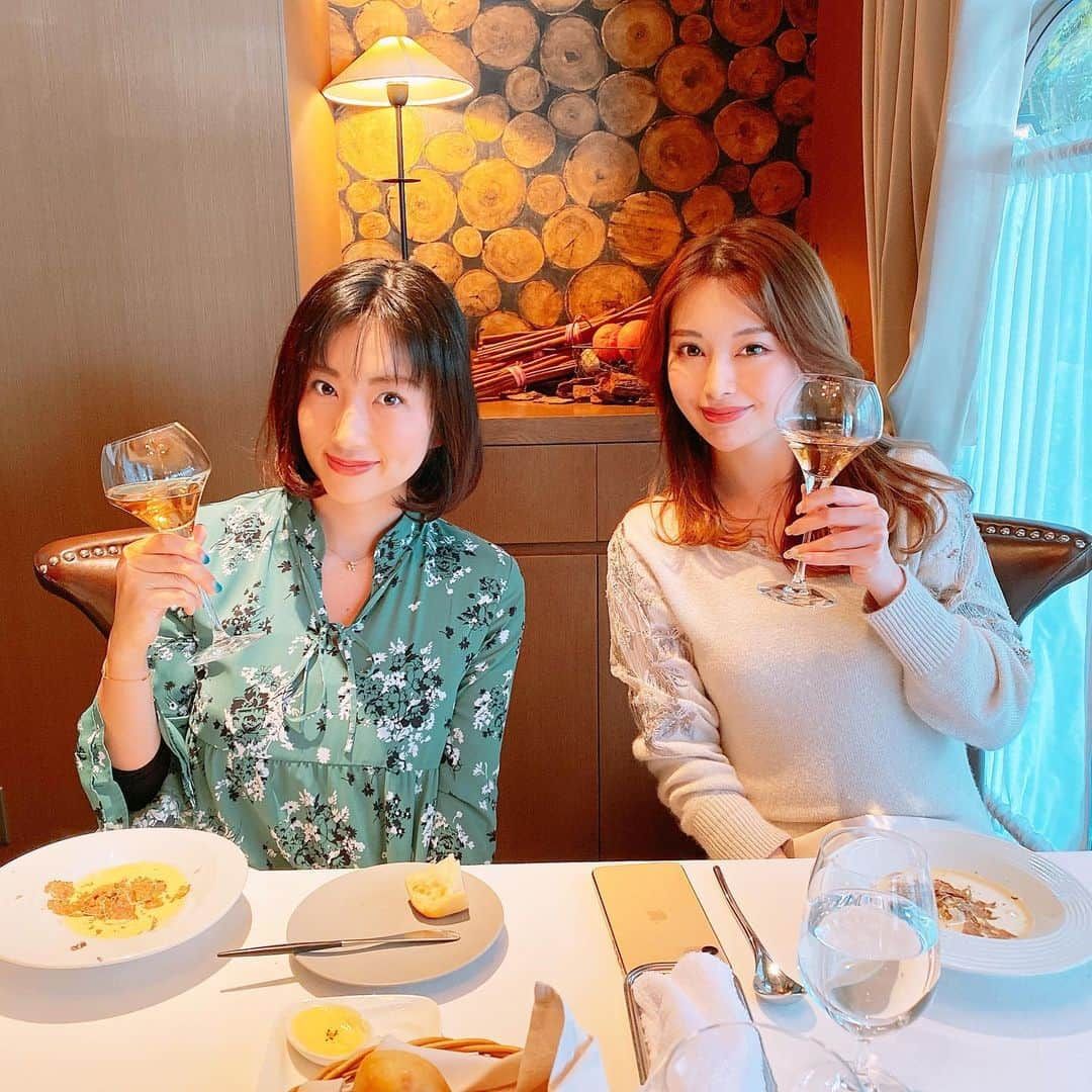 庄司ゆうこさんのインスタグラム写真 - (庄司ゆうこInstagram)「今日はインスタグラマーのももちゃんとランチ❤️ お昼から大好きなトリュフ尽くし‼️ 個室だし、お昼からトリュフ食べれるお店はなかなかないから凄く気に入りました🥰 ももちゃんといっぱい語って時間たつのが早過ぎた😂 そして私、ワンピースの下からヒートテック見えてる😂お恥ずかしい😂笑笑 #トリュフ#南青山#隠れ家#白トリュフ#黒トリュフ#どっちも好き#美女とランチ#インスタグラマー#ガールズトーク#食べ過ぎて#夜ご飯抜いた」1月10日 21時15分 - yuko.shoji