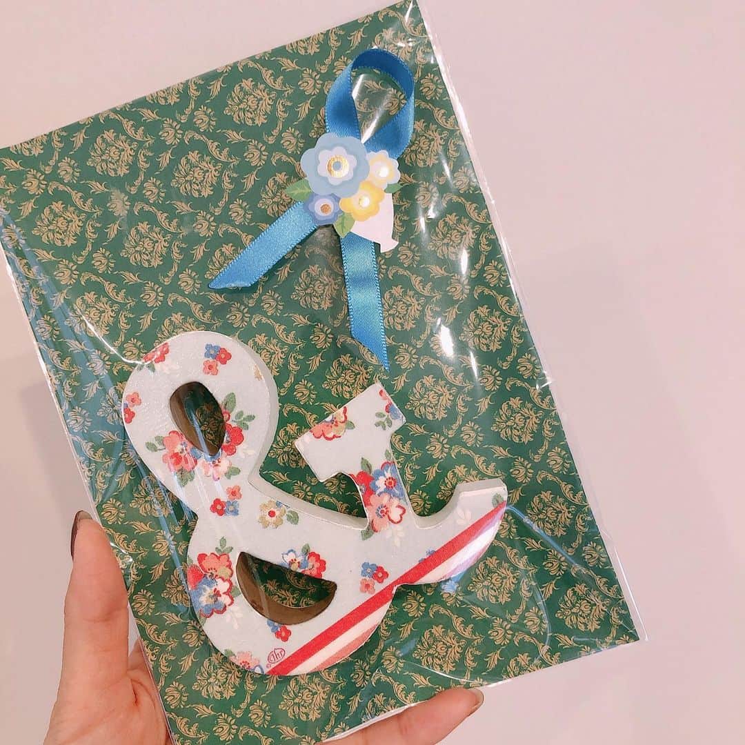 maiii0301さんのインスタグラム写真 - (maiii0301Instagram)「#エレガント #結婚祝いのプレゼント #カルトナージュ #オーダーメイド #ありがとうございます #感謝 #monchouchoumai ━︎━︎━︎━︎━︎━︎━︎━︎━︎━︎━︎━︎━︎━︎━︎━︎━︎━︎━︎━︎ #すてき #素敵 #大人女子 #贈り物 #プレゼント #ハンドメイド #ハンドメイド好きさんと繋がりたい ━︎━︎━︎━︎━︎━︎━︎━︎━︎━︎━︎━︎━︎━︎━︎━︎━︎━︎━︎━︎ 先日、#デパ地下 #買い物 #ショッピング #ケーキ #herbs #takano #ごはん #蓬莱軒 #スギモト #黒毛和牛 #最高かよ いとこ同士で仲良く一日中遊び、子どもたちもペロリ✿︎ 冬休みって楽しくて嬉しいイベントたくさんで美味しいものもたくさん食べれてシアワセだよねー♡って言ってる間に、もう始業式〜からの三連休♡ その連休中に娘さんが成人式を迎える知り合いの方たちがみえるので、なんだか私もソワソワドキドキ♡ どうか、晴れ姿の日👘✨ 天気が回復してくれますように🙏✨✨✨」1月10日 21時16分 - maiii0301