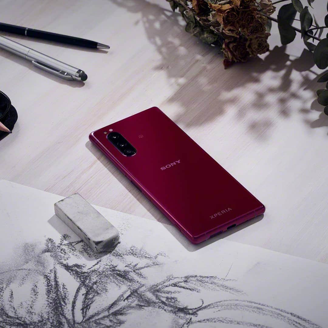Sony Mobileさんのインスタグラム写真 - (Sony MobileInstagram)「Not just your everyday smartphone – stir your creativity with Xperia 5 in a palette of eye-catching shades. #Xperia #Xperia5 #Design #Colourful」1月10日 21時16分 - sonyxperia