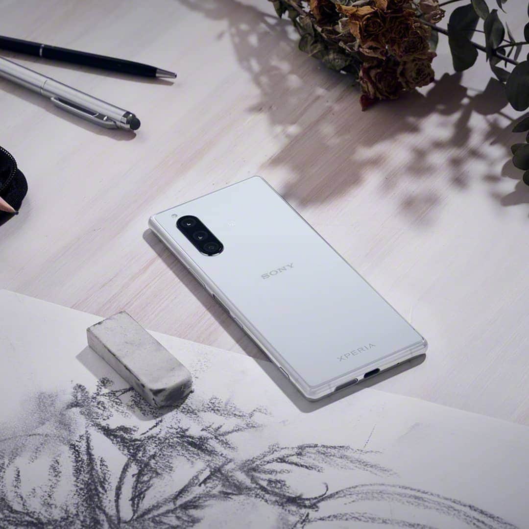 Sony Mobileさんのインスタグラム写真 - (Sony MobileInstagram)「Not just your everyday smartphone – stir your creativity with Xperia 5 in a palette of eye-catching shades. #Xperia #Xperia5 #Design #Colourful」1月10日 21時16分 - sonyxperia