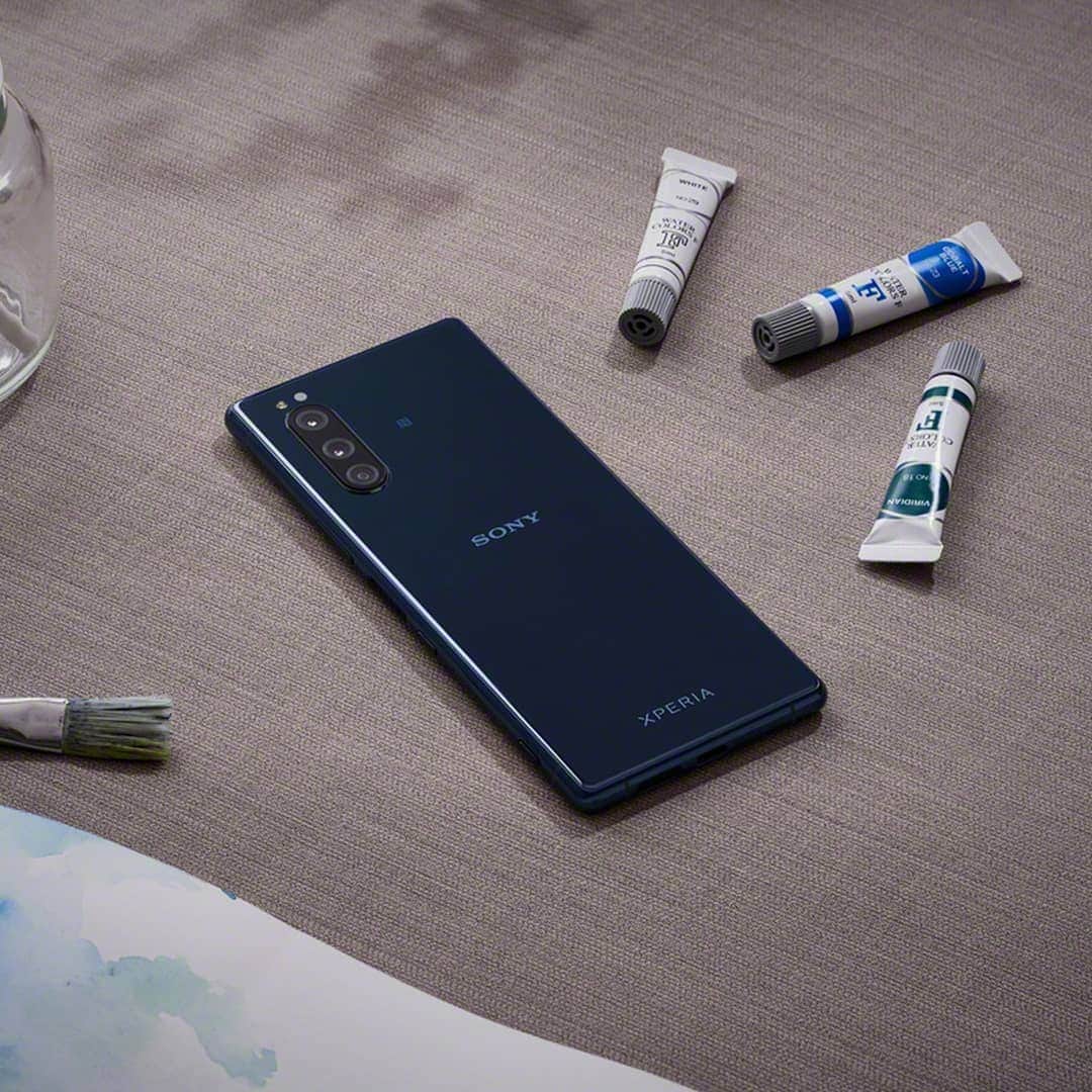 Sony Mobileさんのインスタグラム写真 - (Sony MobileInstagram)「Not just your everyday smartphone – stir your creativity with Xperia 5 in a palette of eye-catching shades. #Xperia #Xperia5 #Design #Colourful」1月10日 21時16分 - sonyxperia