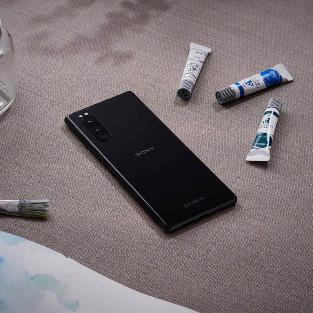Sony Mobileさんのインスタグラム写真 - (Sony MobileInstagram)「Not just your everyday smartphone – stir your creativity with Xperia 5 in a palette of eye-catching shades. #Xperia #Xperia5 #Design #Colourful」1月10日 21時16分 - sonyxperia