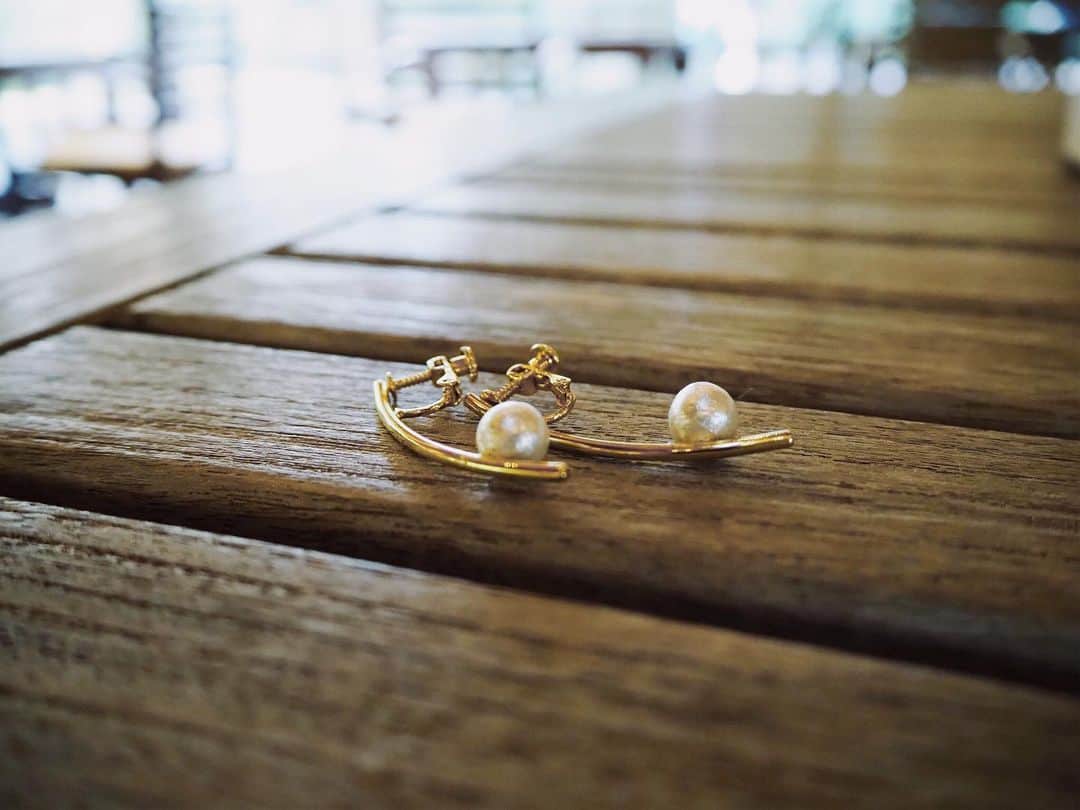 hanaのインスタグラム：「handmade❄️ 久しぶりにアクセサリーを作りました。 おおきめパールは重くならないように、 かるいコットンパールを。 楽しい楽しい♩ * #cottonpearlearrings #handmadeearrings」