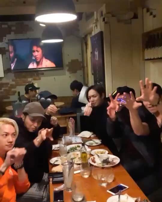 宮上元克のインスタグラム：「AKi BANDたっぱ誕生日会🎉 何故か全員吉川晃司 #吉川晃司」