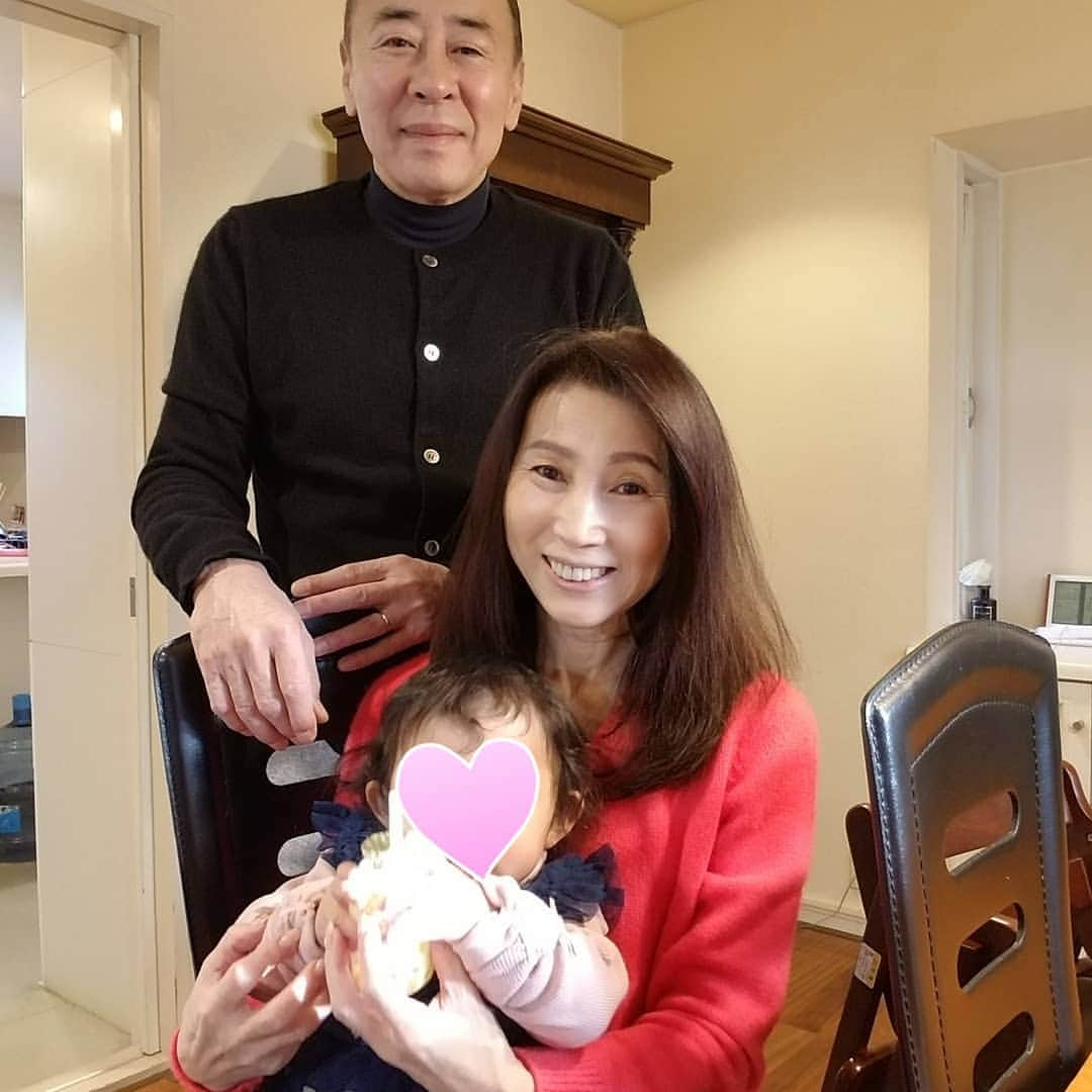 武東由美さんのインスタグラム写真 - (武東由美Instagram)「明日1月11日 主婦の友社から『ばあばニッポン』が発売になります。 ブログでは孫の顔はハートですが、全部そのまま素の我が家が出ています。 孫とライム ポンムと初めて一緒に撮影でした。 #武東由美 #モト冬樹#主婦の友社#ばあばニッポン#愛犬#ヨークシャーテリア#ヨーキー」1月10日 21時22分 - pochalime12