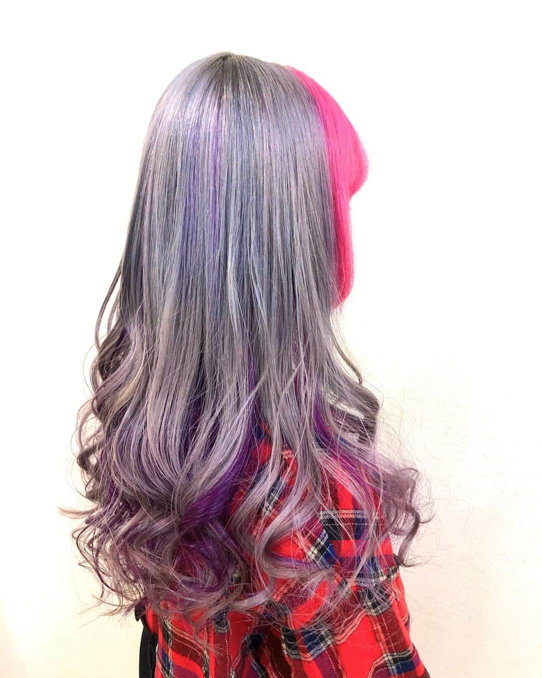salon PRATiNO(サロンプラチノ)のインスタグラム：「. 💗派手カラー💗. . 前髪、後ろで2色で色が違います🌈 合計3色の色を使ってカラー💞 前髪はピンク、後ろはインナーがパープル 上はシルバー❣️ 巻いたり、ポニーテールしたりすると ビビッドカラーがチラッと見えて とっても可愛い💙 . . 【CLAVIS PRATINO】 ◇月曜日～土曜日 11:00～20:00 ◇日曜日 11:00～18:00 ※定休日なし ※時間外はお問い合わせください。 愛知県名古屋市中区錦3-4-19石垣ビル７Ｆ ☎︎052-962-7017 . #hairstyle #hair #cornrow #braids #clavispratino #spiralperm #pratino #hairsalon #nagoya #haircolor #love #派手髪 #外国人風カラー #バレイヤージュ #グラデーション #コーンロウ #ブレイズ #スパイラルパーマ #特殊ヘア #ブラックヘア #美容室 #ヘアサロン #ヘアスタイル #ヘアカラー #クラビスプラチノ #名古屋 #栄 #錦」