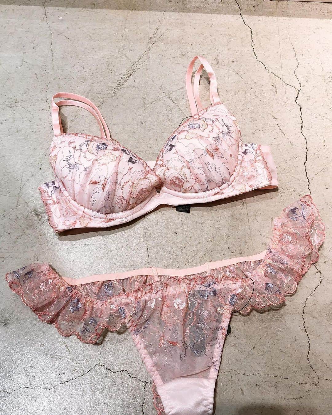 Ravijour札幌4丁目プラザ店のインスタグラム：「#ONSALE 大人気フェアリーピンクが入荷したのでご紹介です💓 詳しくはブログ更新したのでTOPから飛んでご覧下さい✨  #ラヴィジュール #ravijourstaff  #ravijour_official  #ravijoursapporo」