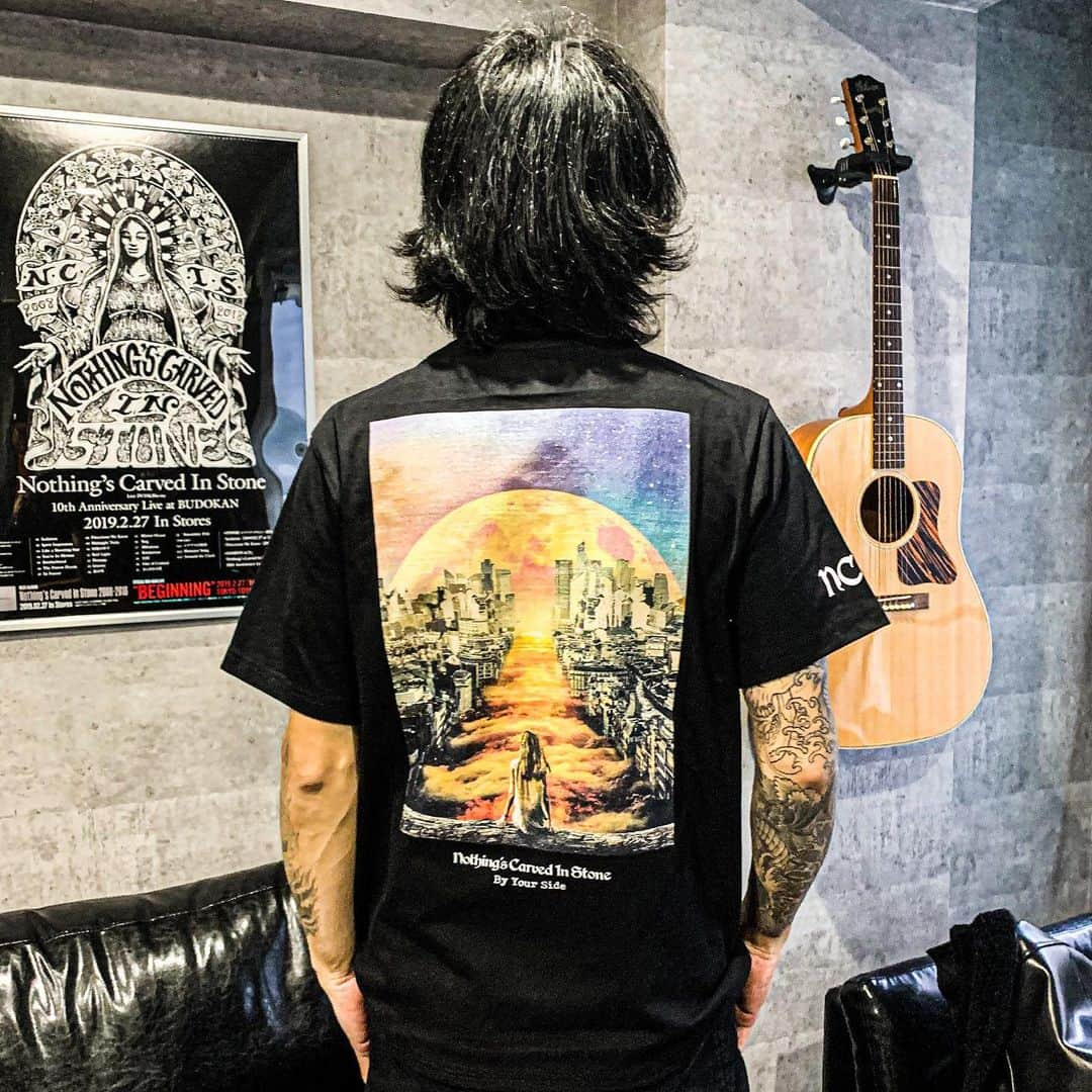 Nothing’s Carved In Stoneさんのインスタグラム写真 - (Nothing’s Carved In StoneInstagram)「【着用写真】﻿ By Your Side Tシャツ（カラー）3,000円﻿ SIZE：S / M / L / XL（生形 M着用）﻿ ﻿ アルバム『By Your Side』のジャケット写真が背中に入ったTシャツです。﻿ ﻿ "By Your Side Tour 2019-20"ワンマンシリーズ限定販売となります。﻿ ﻿ ・1月11日(土)Zepp Fukuoka﻿ ・1月13日(月祝)仙台Rensa ※SOLD OUT﻿ ・1月17日(金)Zepp Nagoya﻿ ・1月18日(土)Zepp Osaka Bayside﻿ ﻿ チケット等、詳細はオフィシャルサイトをご覧ください﻿ ﻿ #nothingscarvedinstone #ナッシングス #ncis #silversunrecords #byyourside」1月10日 21時31分 - nothingscarvedinstone