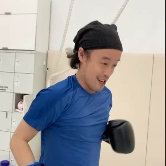 岸本加世子のインスタグラム：「かよちゃんトレーニング。ミット打ちの顔。🤣最後はスキップになる編。#bravegym #岸本篤史#やついいちろう」