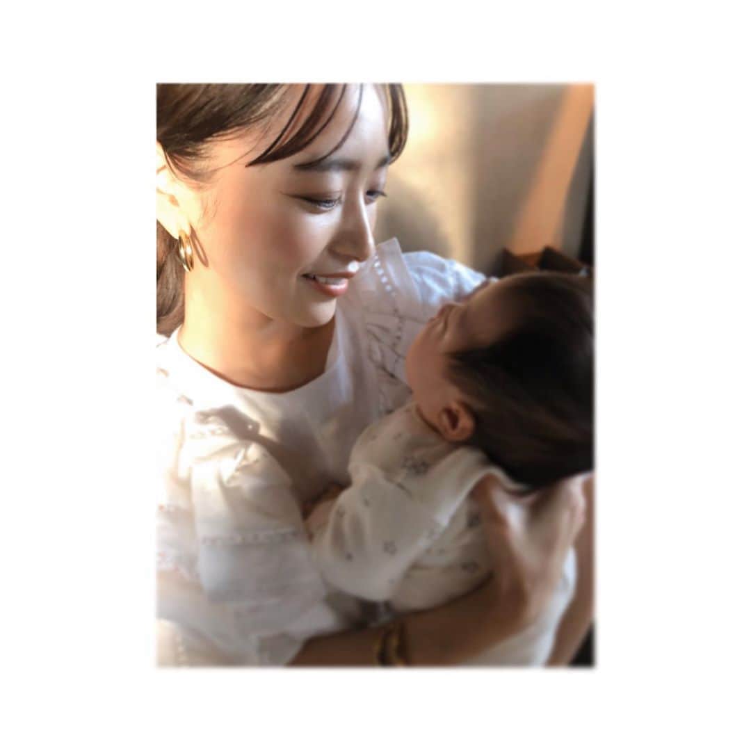 近藤千尋のインスタグラム：「最近次女を載せていなかったので…👶 すくすく成長しております🥰 首もしっかりしてきて 体重もずっしり。笑🧐 短時間ですがお出かけもしたり お仕事についてきてもらったり😊✨ 一週間お疲れ様でした💖 皆様素敵な三連休を。。。❤️」
