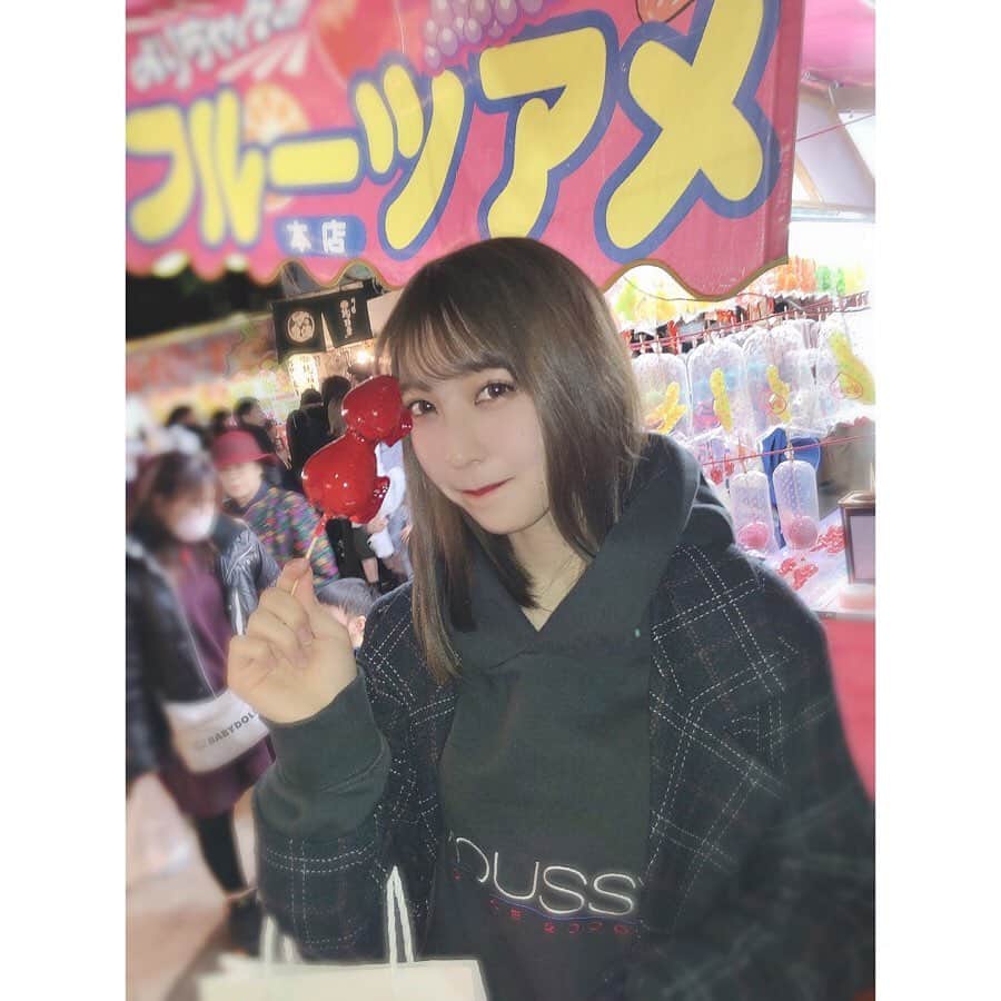 松岡菜摘のインスタグラム：「. . 十日恵比須☺︎ . #十日恵比須神社 #十日恵比須 #屋台 #いちご飴 #🍓」