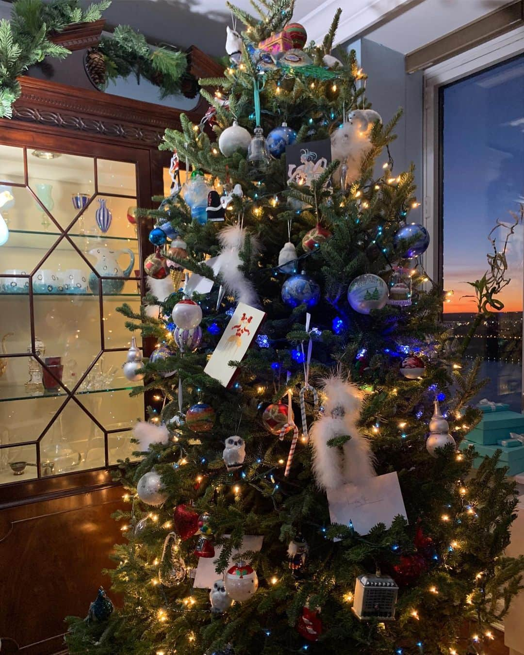 和央ようかさんのインスタグラム写真 - (和央ようかInstagram)「Thanks 🙏 my 2019 Christmas tree 🎄 😘 2019年のクリスマスツリー🎄に有難うとお別れをしました🙏リビング中のクリスマスデコレーションをひたすら片付け、腰が痛い😅😅😅あー、Christmas やはりmy favorite time of year 💋また一年後を楽しみに頑張ろう😊今年は全部作ってもらってしまった😅🙏次は私も飾りつけしたいな😘 #takakonystylin🍎 #lifestyle #nylife #nyc🍎 #christmas #christmastree  #christmasmyfavoritetimeofyear #yokawao #和央ようか」1月10日 21時54分 - yokawao0215