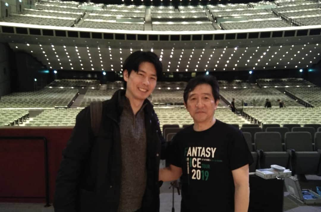 福間洸太朗さんのインスタグラム写真 - (福間洸太朗Instagram)「Music with Wings concert done!  This concert presented some music that Yuzuru Hanyu used for his skating programs (from his childhood up to this season). I played Rachmaninoff's Paganini Rhapsody (excerpts), Scriabin's Etude Op.8-12 and Chopin's Ballade No.1.  It was very inspiring to hear other genre of music as well as seeing the collaboration with the image of Yuzuru skating on a big screen!  A huge thank you to the organizer, all the staff members, Mr.Yano (photo 6, sound engineer, who had the initial ideas of this event), Mo.Nagamine, the orchestra members, other fantastic musicians and of course all the people who came to hear this unique concert!  As always, I wish Yuzuru all the best and happiness in life. . . 「羽生結弦プログラムコンサート」にお越し下さった皆様、主催者様、スタッフの皆様、指揮の永峰大輔さんはじめ出演された皆様、有難うございました＆お疲れさまでした！  この演奏会の出演にお声がけくださったのは、ファンタジー・オン・アイスでもご一緒した音響の矢野桂一さん（写真6）でした。選曲したのは矢野さんと制作側ですが、私の拘りや要望を色々聞いてくださり、心から感謝しています。このコンサートを通して、クラシックに馴染みない方にも興味持っていただけたなら、大変嬉しいです。（2月15日にＣＳテレビ朝日で放映される予定です。） そして大スクリーンに映し出される羽生選手の幼少から今に至る数々の演技映像を見て、改めて彼が全ての経験から学び努力してきたか、自身の肥やしにして更なる挑戦をしているかが伝わり、胸が熱くなると同時に、勇気をいただきました。  これからも、アスリート・アーティストとしての羽生結弦さんを応援していきたいと思います。  #musicwithwings #yuzuruhanyu #musicianslife #pianist #羽生結弦 #羽生結弦プログラムコンサート （最後の写真は練習室でのウォームアップ⁉🙈） photos 2 & 3: (c)1002」1月10日 21時50分 - kotarofsky