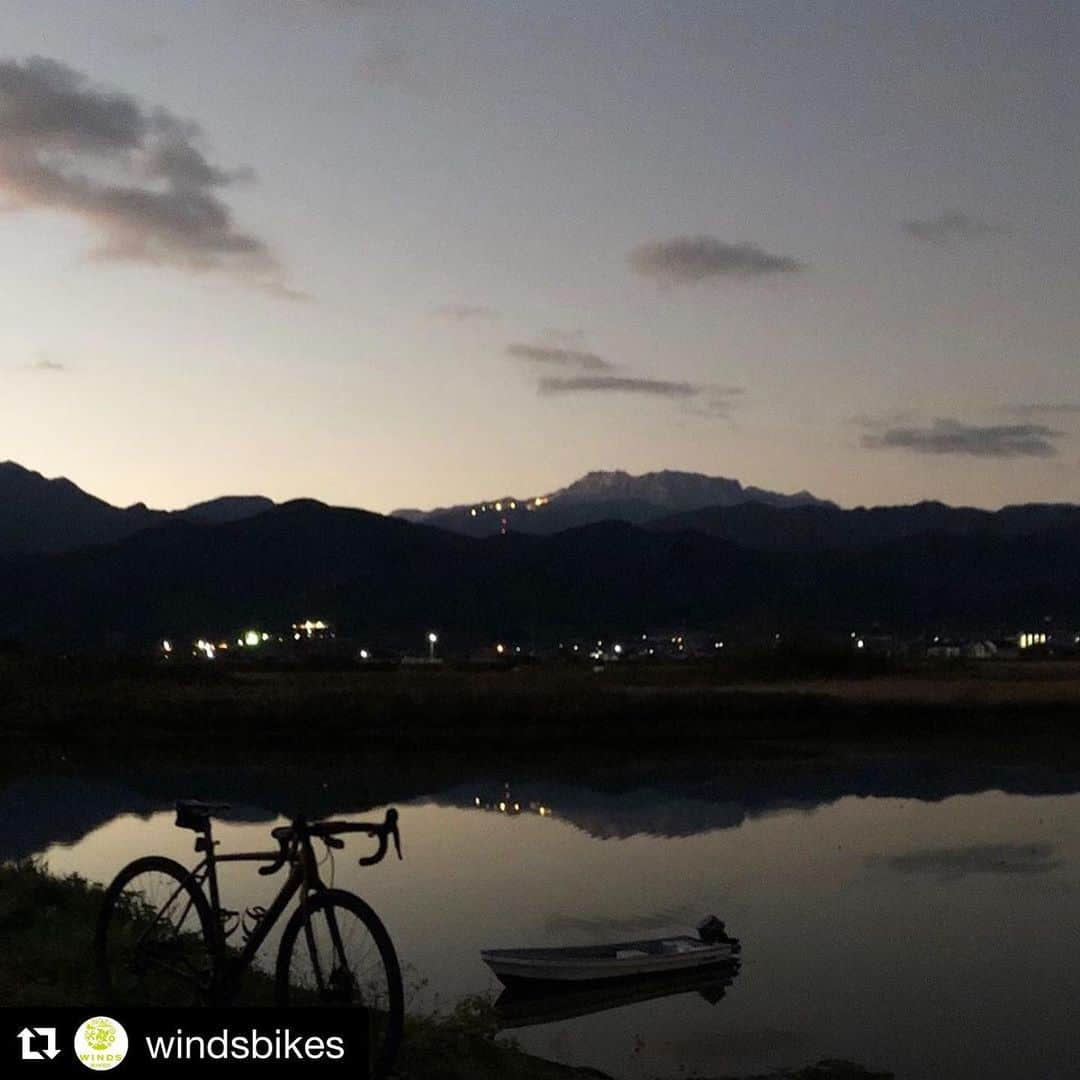 西条市さんのインスタグラム写真 - (西条市Instagram)「Happy  new ride﻿ ﻿ 自転車やけん﻿ 見える景色、﻿ 感じる風、﻿ 撮れる写真😆﻿ ﻿ サイクリストのみなさんからの #lovesaijo も、今年も楽しみにしよるけんね～！﻿ ﻿ #もちろんランナーや﻿ #ウォーキングする人や﻿ #ハイカーに﻿ #ライダーも﻿ #それぞれの景色﻿ #シェアしてください♡﻿ ﻿ #ウォーキングする人って何て呼んだらええんだろか﻿ #ウォーカー？﻿ #夜明け…？﻿ #映画観に行かな🌌﻿ ﻿ ﻿ Repost @windsbikes with @get_repost﻿ ・・・﻿ あけまして　おめでとうございます。﻿ ﻿ 旅に出よう。﻿ 四季折々の山を越え、街道を行き、時には海を越え旅に出よう。﻿ ﻿ ルート創りや持って行く道具の選択、もうそこから旅は始まっています。 ﻿ ﻿ 自転車、それは旅の過程を味わうことに優れた最高の相棒です。　﻿ ﻿ さぁ 出掛けませんか、小さな冒険へ・・。﻿ ﻿ #自転車のある風景 ﻿ #lovesaijo﻿ #自転車で旅に出よう ﻿ #自転車旅 ﻿ #自転車好き ﻿ #自転車さんぽ ﻿ #自転車散歩 ﻿ #自転車の旅 ﻿ #自転車のある生活 ﻿ #自転車通勤 ﻿ #自転車屋 ﻿ #自転車キャンプ ﻿ #自転車好きな人と繋がりたい ﻿ #自転車旅行 ﻿ #自転車冒険﻿ #winds﻿ #windsbikes﻿ #石鎚山﻿ #mtishizuchi」1月10日 21時51分 - lovesaijo