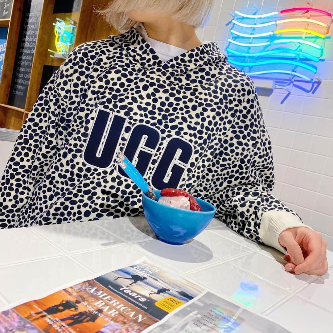 アトモスガールズ/atmos girlsさんのインスタグラム写真 - (アトモスガールズ/atmos girlsInstagram)「. 今日のおでかけ部はKIPPY’S COCO-CREAMへ🍨🌈 こちらは乳製品、砂糖、グルテン不使用のアイスクリーム専門店❤️ 店内もポップで可愛い！このパーカーがぴったりです🐾  #atmospinkおでかけ部#atmos#atmostokyo#atmospink#sneaker#アトモス#アトモスピンク#スニーカー#スニーカー女子#スニーカーコーデ#東京カフェ#渋谷カフェ#原宿カフェ#カフェ巡り#カフェ」1月10日 21時53分 - atmos_pink_official