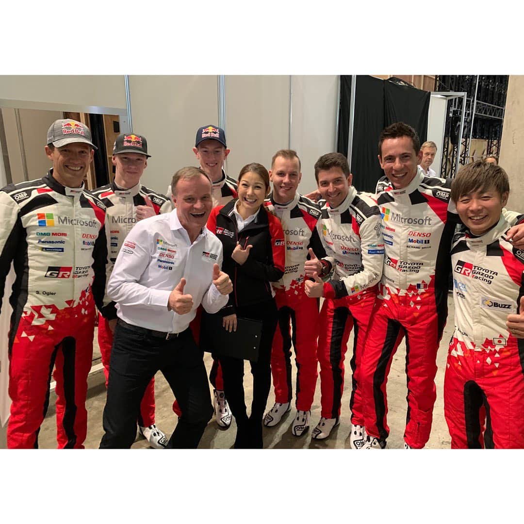 井澤エイミーのインスタグラム：「【TOYOTA Gazoo Racing World Ralley Team 2020 体制発表】  今年の東京オートサロン、光栄な事にTGRブースのMCをさせて頂く事になり、初日からワールドラリーの体制発表を担当させていただきました。  今までにない緊張を感じながらもわくわくで胸がいっぱいでした♬ 今シーズンを戦う全ドライバーも大集結！！！そんでもってモリゾウさんも登場と！！ものすごいステージでした（≧∇≦） 最後にWRCの広報の方がせっかくだから記念に写真撮ってあげるよー！！って言ってくれて、お言葉に甘えパシャリ✨光栄です！！ありがとうございました(*´꒳`*) #toyotagazooracing #TGR #worldralleyteam #WRC #toyotawrc #yaris #toyotayaris #2020 #ヤリスwrc #2020体制発表 #今年はラリー参戦」