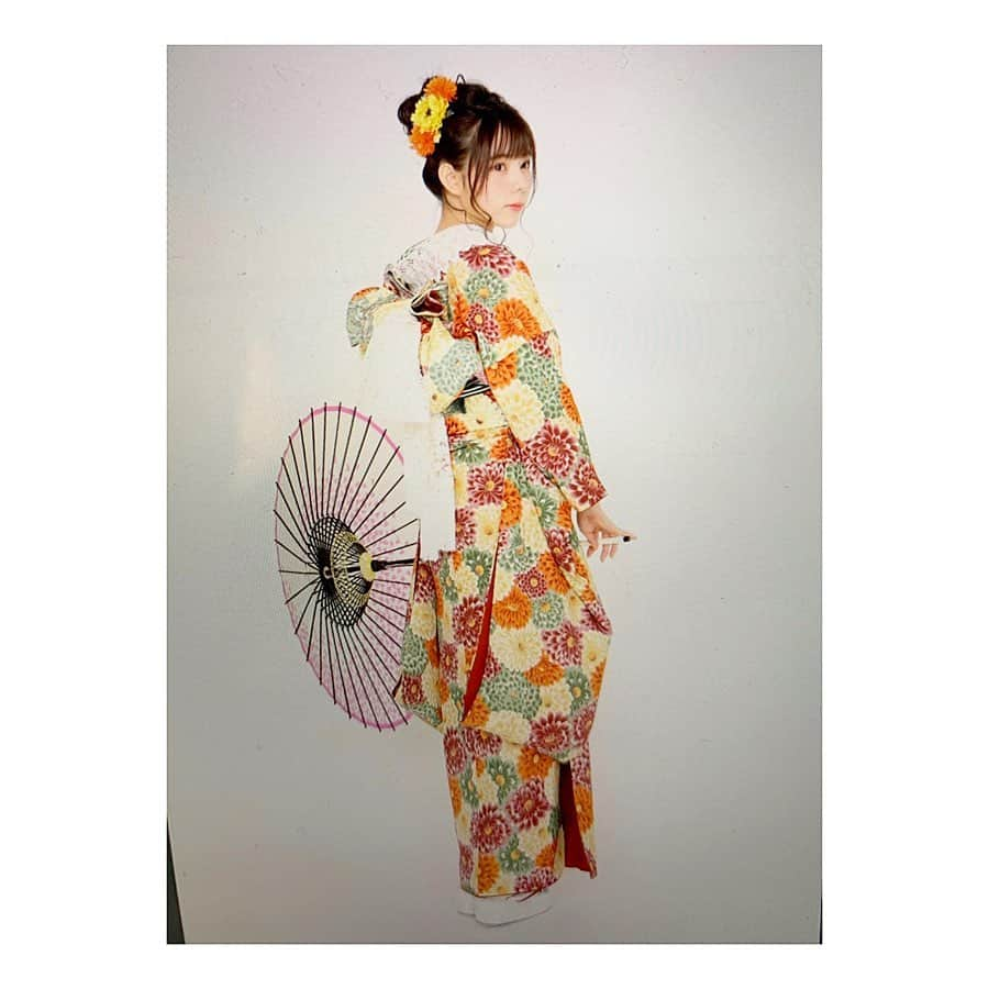 大森莉緒さんのインスタグラム写真 - (大森莉緒Instagram)「・ ・ 着物のオフショットです😌👘 ・ ・ 暖色系の色の着物を選んだよ🥰 ・ ・ どうですか？(ᐥ꒳ᐥ ) ・ ・ 成人式は2年後だけど、最近成人式の振袖の広告がお家に届くよ😁 ・ ・ #大森莉緒 #おーりお #おりおんず #豆千代モダン #着物 #振袖 #撮影 #着物ヘア #暖色系カラー #ダリア #お団子ヘア #instagood #instapic #instaphoto #flower #good」1月10日 22時00分 - rio.ohmori