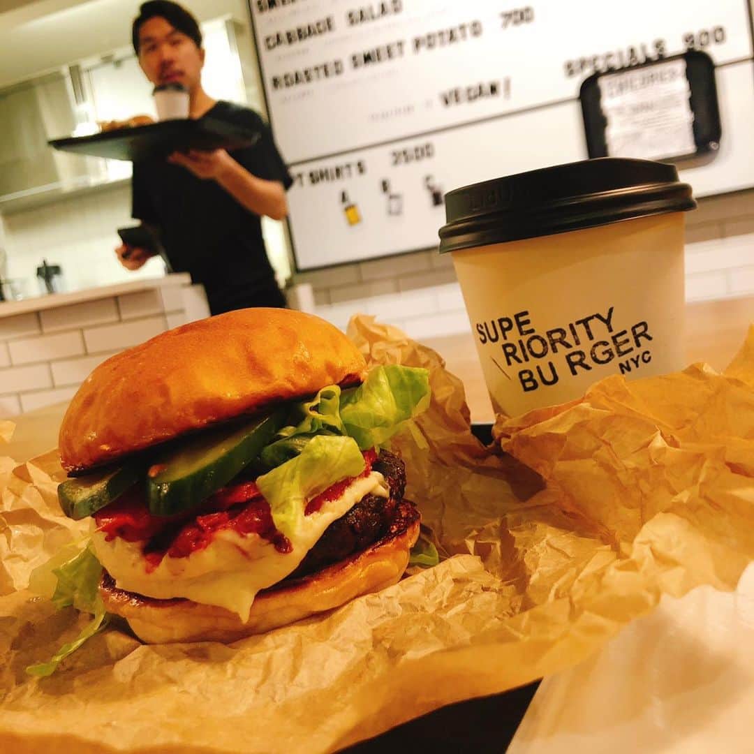 岩佐真悠子のインスタグラム：「うちの兄貴が働く@superiorityburgerjapanへ😊 ヴィーガンハンバーガー始めて食べたけど美味しー❤️ ハンバーガーって苦手だったけどこれならペロリ😋 お野菜の美味しさ感じられて満足感もバッチリでした！」