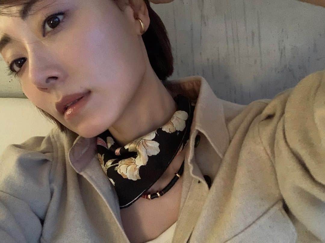 のインスタグラム：「今日のNYは凍てつく寒さ。 鉄の塊のカメラが氷の塊に感じるロケから帰宅して撮った一枚、今朝届いたばかりの　@maisonlexia のフェイパウダーを使ったら乾燥しなかったのが嬉しい。 リキッドファンデは引き続き探し中。 NYは本当に乾燥するので対策が常に課題。  厚手のアクターにストールしたときの窮屈さが苦手なので冬のスカーフ好き。 #nyc #winterseason」