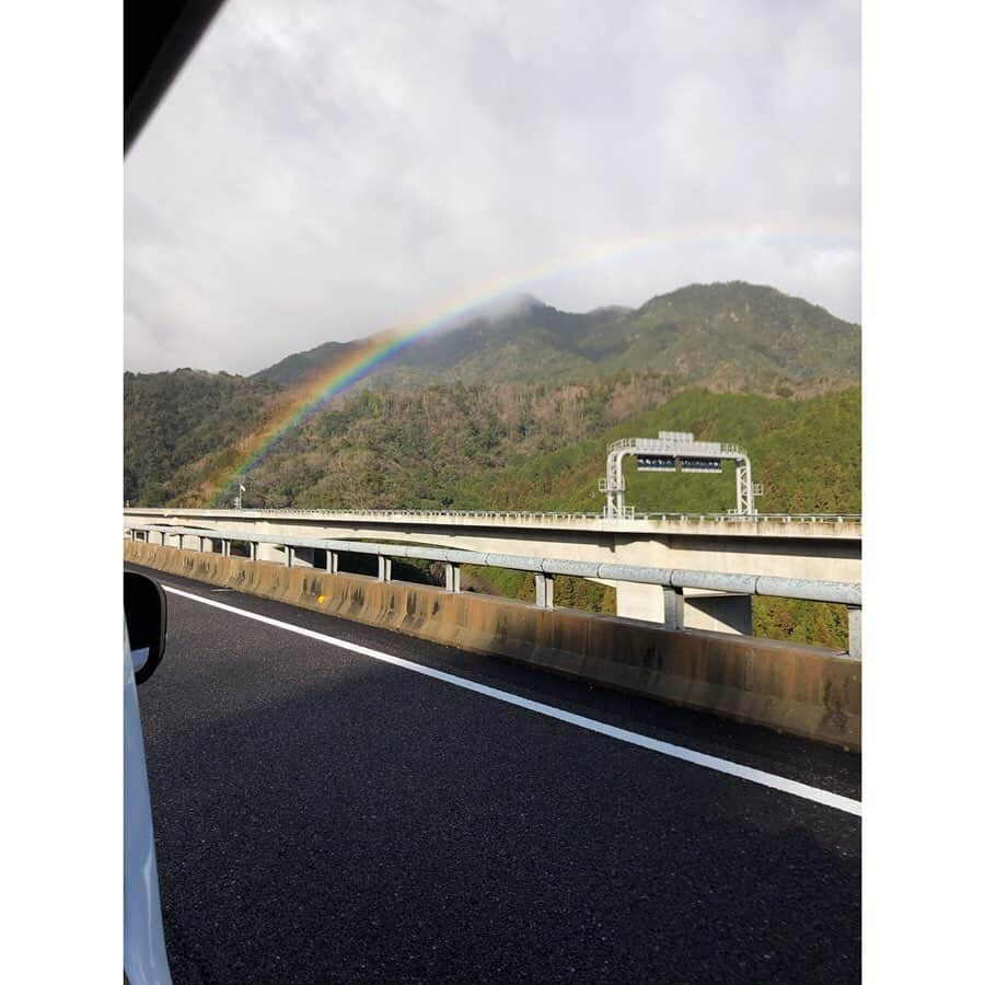 北野貴之さんのインスタグラム写真 - (北野貴之Instagram)「12月15日米子→大阪、東京、新潟、東京。 施設、お世話になっている方、病院。 最高の再会、勇気を貰い、いい旅でした。 今日浦和発1時半に出て、14時着目指し鳥取県米子。 新たな出発地へ。ワクワク荷造りです。 そんな車中の旅のひととき。 同じ目線の虹。虹のサプライズ。 「No Rain, No Rainbow」 「雨が降らなければ、虹は出ない」  #素晴らしい#12時間半#感謝#天空のサプライズ」1月10日 13時11分 - takashi_kitano