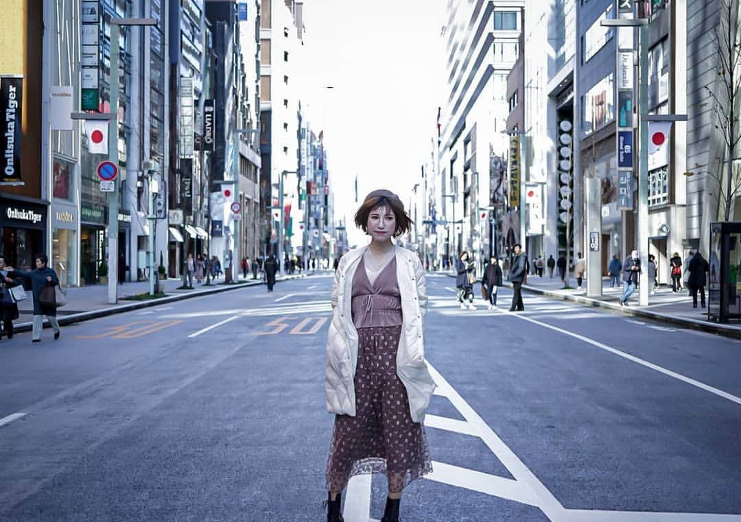 石関友梨のインスタグラム：「銀座中央通り歩行天になった瞬間。。。最近、渋谷と銀座と表参道に出没中  明日から「ふるさと祭り東京」  11日(土)終日会場います 12日(日)15時～LASTまで会場にいます 18日(土)終日会場います 19日(日)終日会場います  開運たかさき食堂ブースに基本的にいますが、居ない場合は会場のどこかでご飯食べてる可能性か休憩中が高いので  その場でお待ちするか、たまたま歩いてたら…奇跡の出会いを体感する？  ゆりもりみつからなくてイライラして暴れちゃいそうになりそうな方は、ブース内にいる赤いエプロンの方に聞いてみてください  12日だけ気をつけて、ぜひ遊びに来てください。」