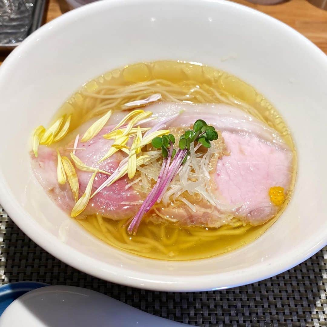 新田朝子さんのインスタグラム写真 - (新田朝子Instagram)「久しぶりに、こちらの美しいラーメン。今日は菊の花も添えられていて、よりおしゃれ✨女性客が多い理由も納得！！ . こだわりの何種類もの地鶏を使ったスープが濃厚で、ふわっと鶏の香りが口の中に広がります。上品で、かつクリーミーさも感じられるんです。念願の新年初 #ラーメン 今日も美味しかった❤️ . #花のれん #ラーメン女子 #ランチ #ラーメン好き #ラーメン巡り #ラー活 #ラーメン好きな人と繋がりたい #ramen #japanesenoodle #ramenlover #🍜 #🍥」1月10日 13時16分 - asako.nitta