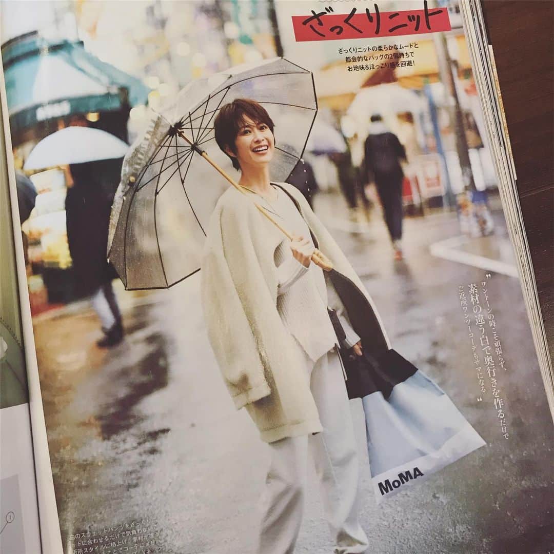 畑野ひろ子のインスタグラム：「@story_love40 2月号発売中です 雨の中の撮影☂️は、学芸大学駅前。近くにあったお肉屋さんの蒸かしたてのシュウマイがとっても美味しかったなぁ。」