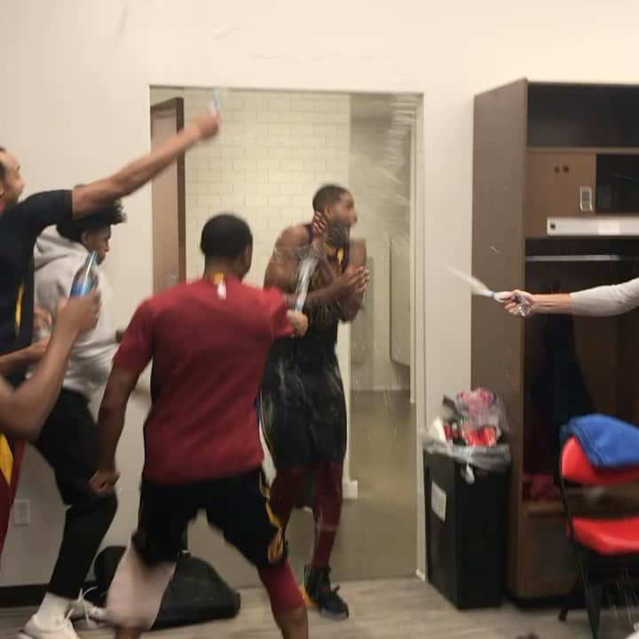 トリスタン・トンプソンのインスタグラム：「Big win tonight. Full team effort. That’s all that matters. No time for the nonsense. Love these MF 😤😤」