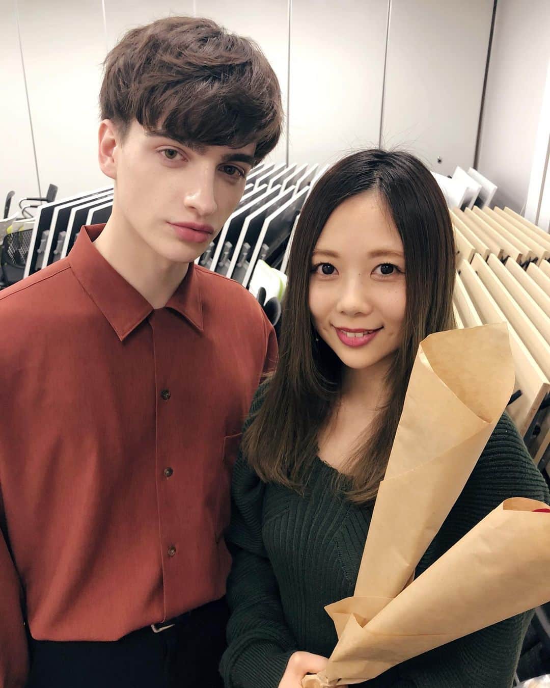 西村季里子のインスタグラム：「・ この度、 国際結婚をすることになりました💍 . . . . . っていつか言いたい。  ということで(?) 1/22からAbema TVで 「いきなりフォーリンラブ」 という番組が始まるようです💘 🧑🏼‍🦱英語しか話せない外国人男性 と 👩🏻英語を話せない日本人女性 で、恋愛が成立するかという番組📺 その番組に出演している マーヴィンさんとお写真撮ってもらいました💕 薔薇ももらった🌹素敵🌹好き🌹 とってもきゅんきゅんするから みんなで疑似恋愛楽しもう〜(🤔) #abematv #abema#アベマ#番組 #いきなりフォーリンラブ#いきラブ #マーヴィン#薔薇#🌹#イケメン #小顔#高身長#モデル#英語#国際結婚  #結婚#夢#アホ毛#どうにかならんかな #follow#followme」