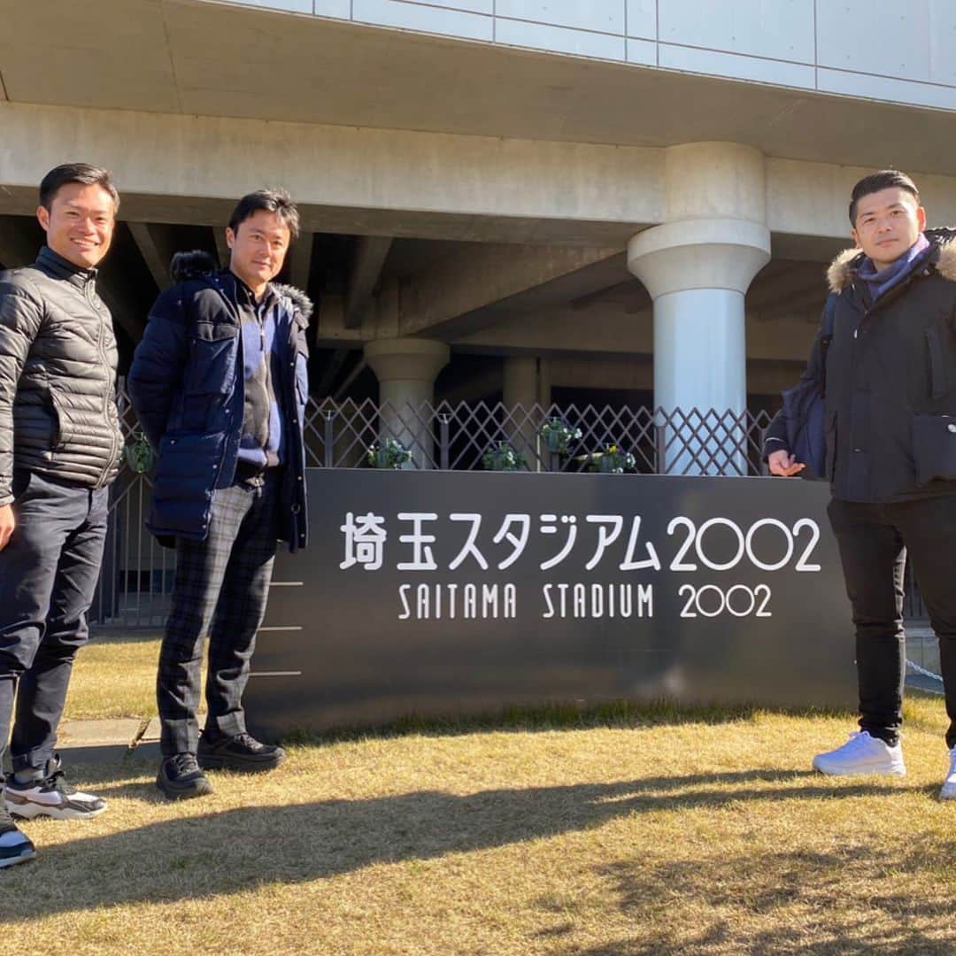 本野大輔のインスタグラム：「第98全国高校サッカー選手権 明日、1月11日（土）準決勝 私は、初めて準決勝の実況を担当します。  解説は元日本代表FW城彰二さん。 ゲストに元日本代表GK楢崎正剛さん。 読売テレビではお昼12時から生中継。 民間放送43社で放送されます。  今日は最後の取材、会場の埼玉スタジアム。 決勝実況の日本テレビ中野アナ、サポートしてくれている札幌テレビ神谷アナと一緒です。  朝、ホテルで目が覚めると、先輩の西日本放送の岸たけしアナから激励のFAXが届いていました。心熱くなりました。本当に嬉しかったです。がんばります！  #高校サッカー選手権 #キタゼ選手権 #埼玉スタジアム #サッカー #アナウンサー #実況 #青森山田 #帝京長岡 #静岡学園 #矢板中央」